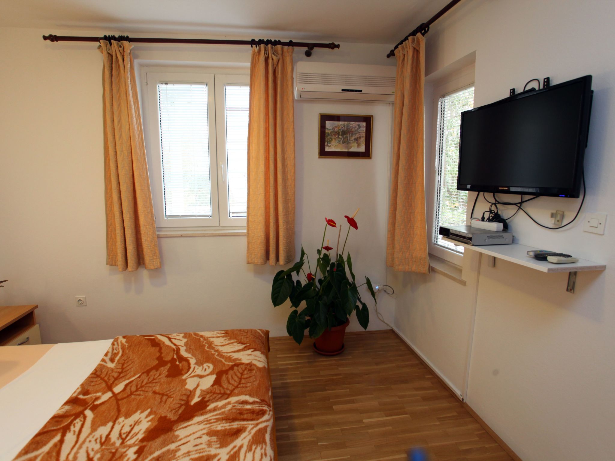 Ivana mitten im Blumengarten-Image-tags.info