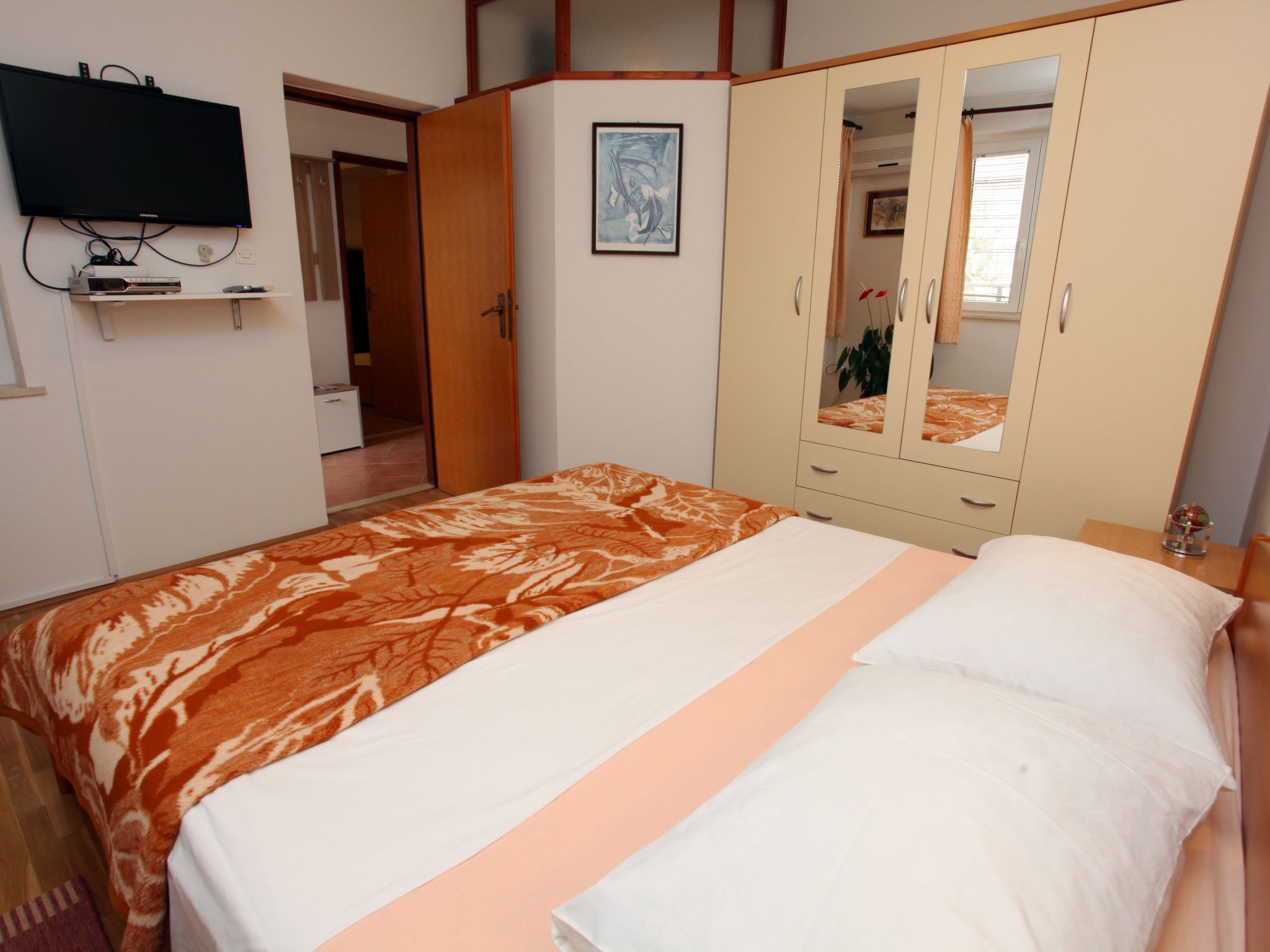 Ivana mitten im Blumengarten-Image-tags.info