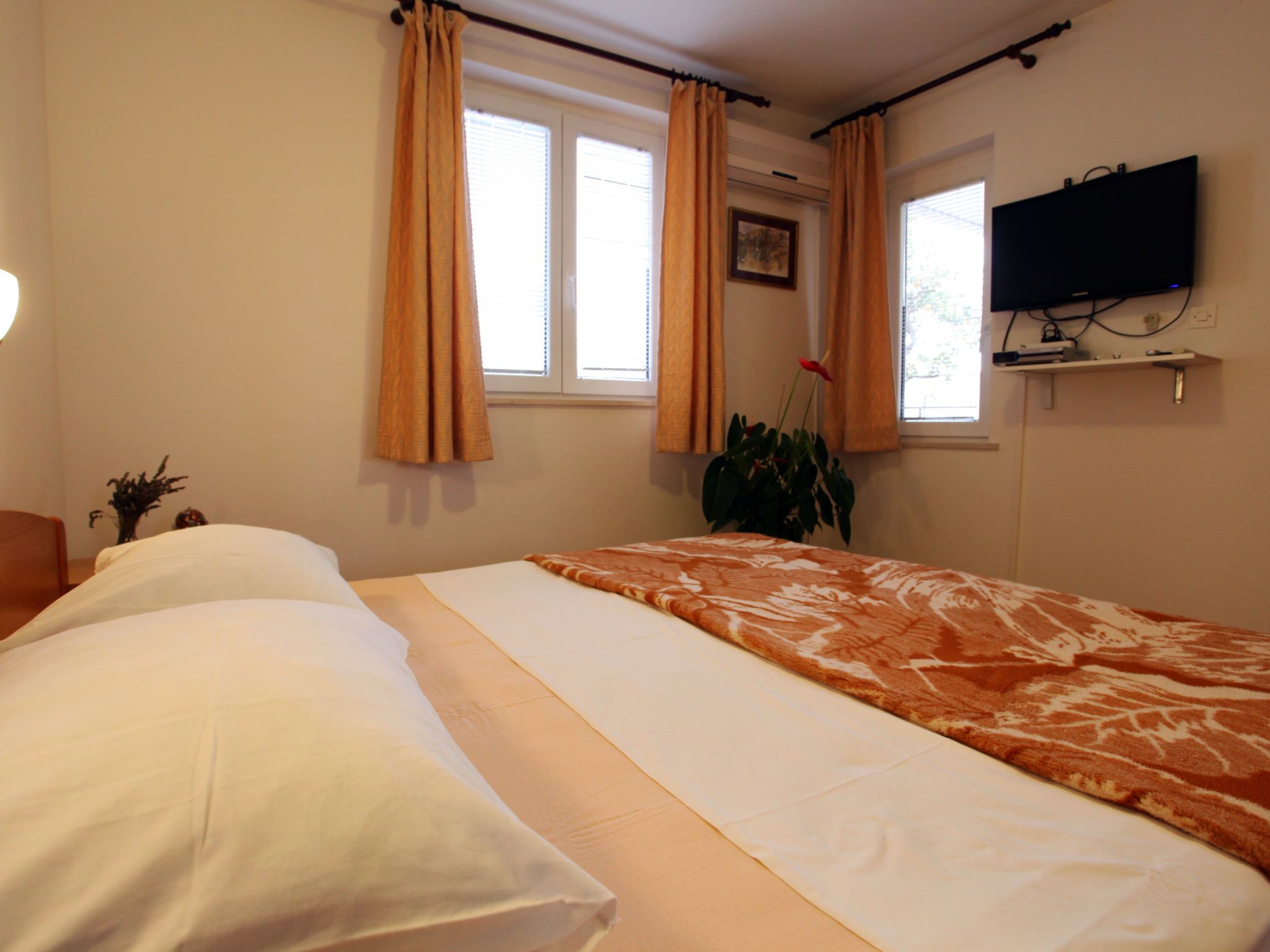 Ivana mitten im Blumengarten-Image-tags.info