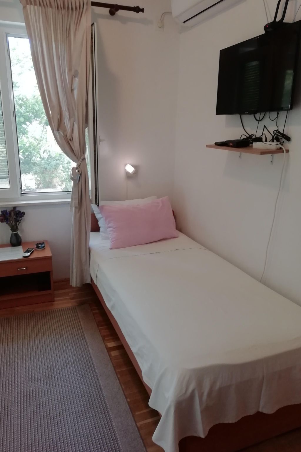 Ivana mitten im Blumengarten-Image-tags.info