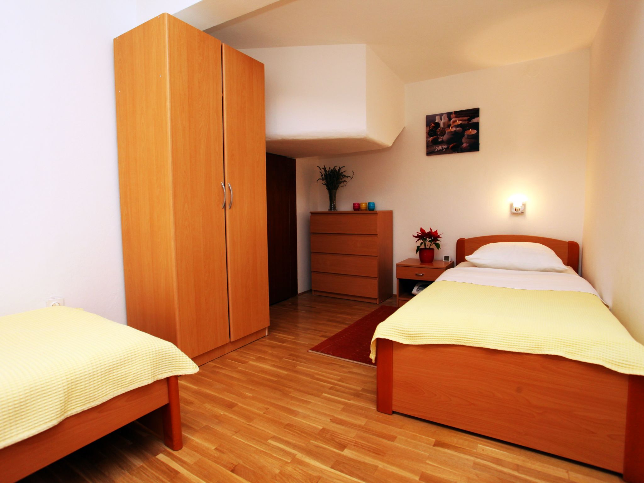 Ivana mitten im Blumengarten-Image-tags.info