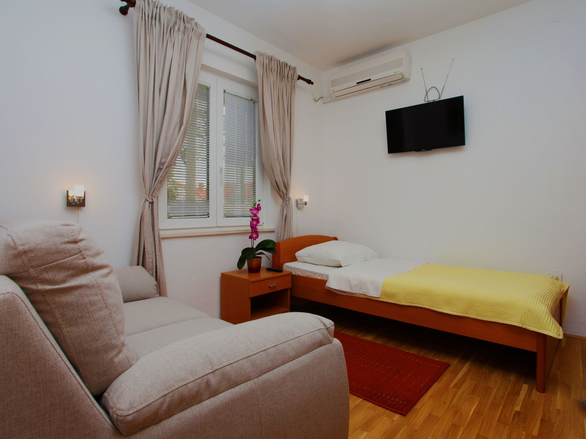 Ivana mitten im Blumengarten-Image-tags.info