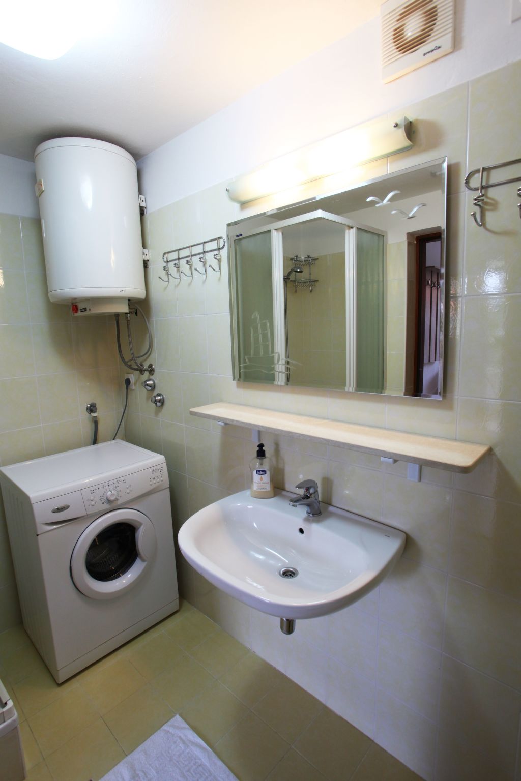 Ivana mitten im Blumengarten-Image-tags.info