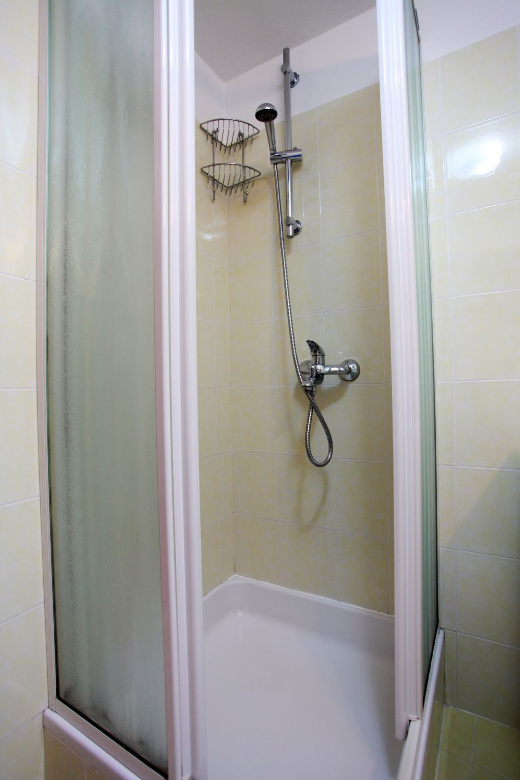 Ivana mitten im Blumengarten-Image-tags.info