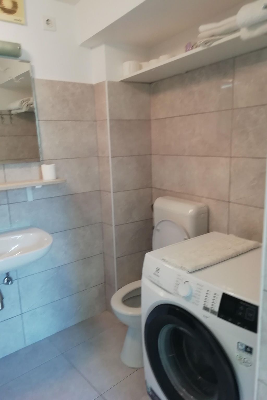 Ivana mitten im Blumengarten-Image-tags.info