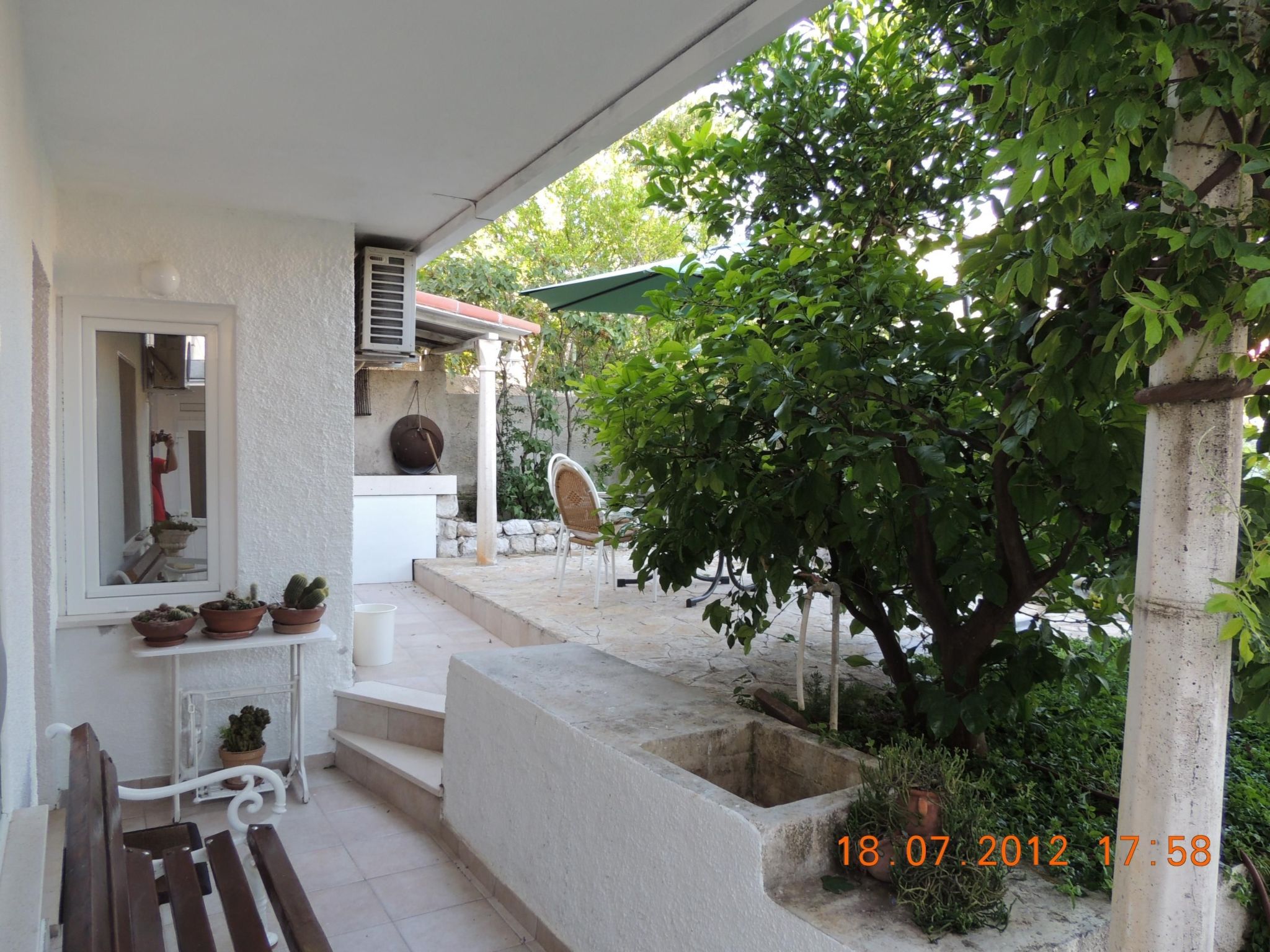 Ivana mitten im Blumengarten-Image-tags.info