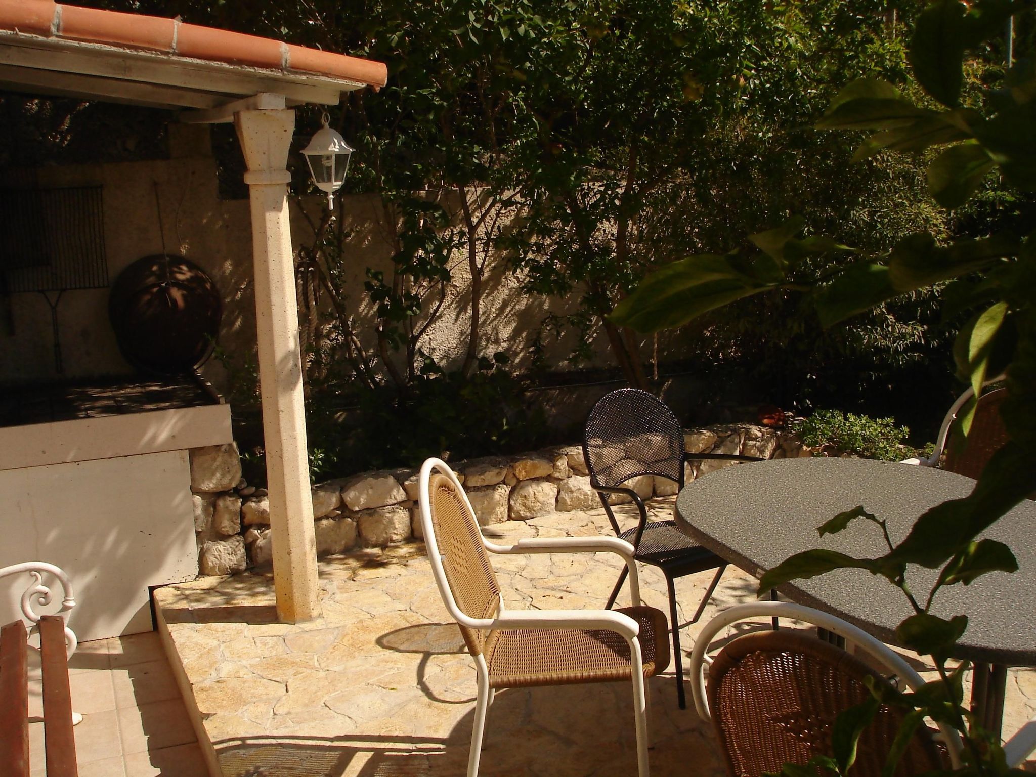 Ivana mitten im Blumengarten-Image-tags.info