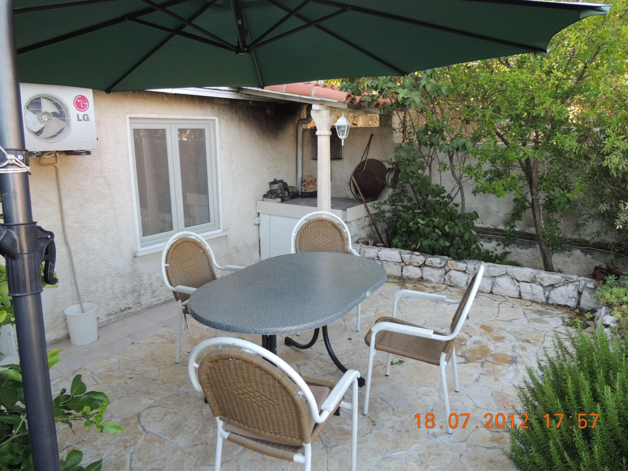 Ivana mitten im Blumengarten-Image-tags.info