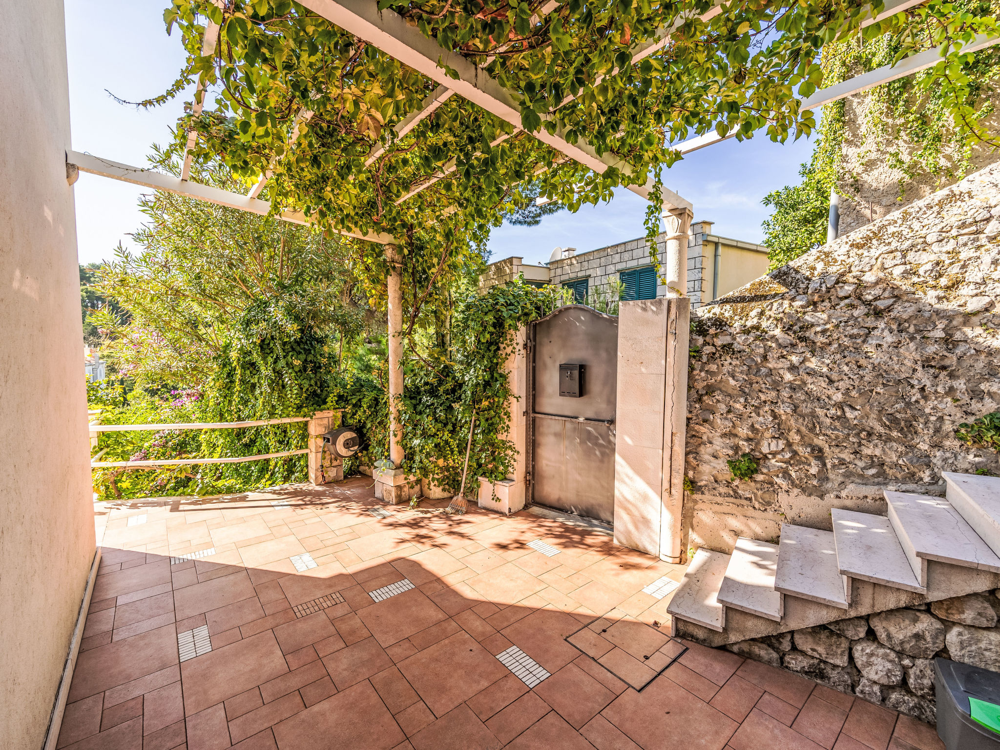 Nette Ferienwohnung in Pile mit Terrasse und Garten - Outside