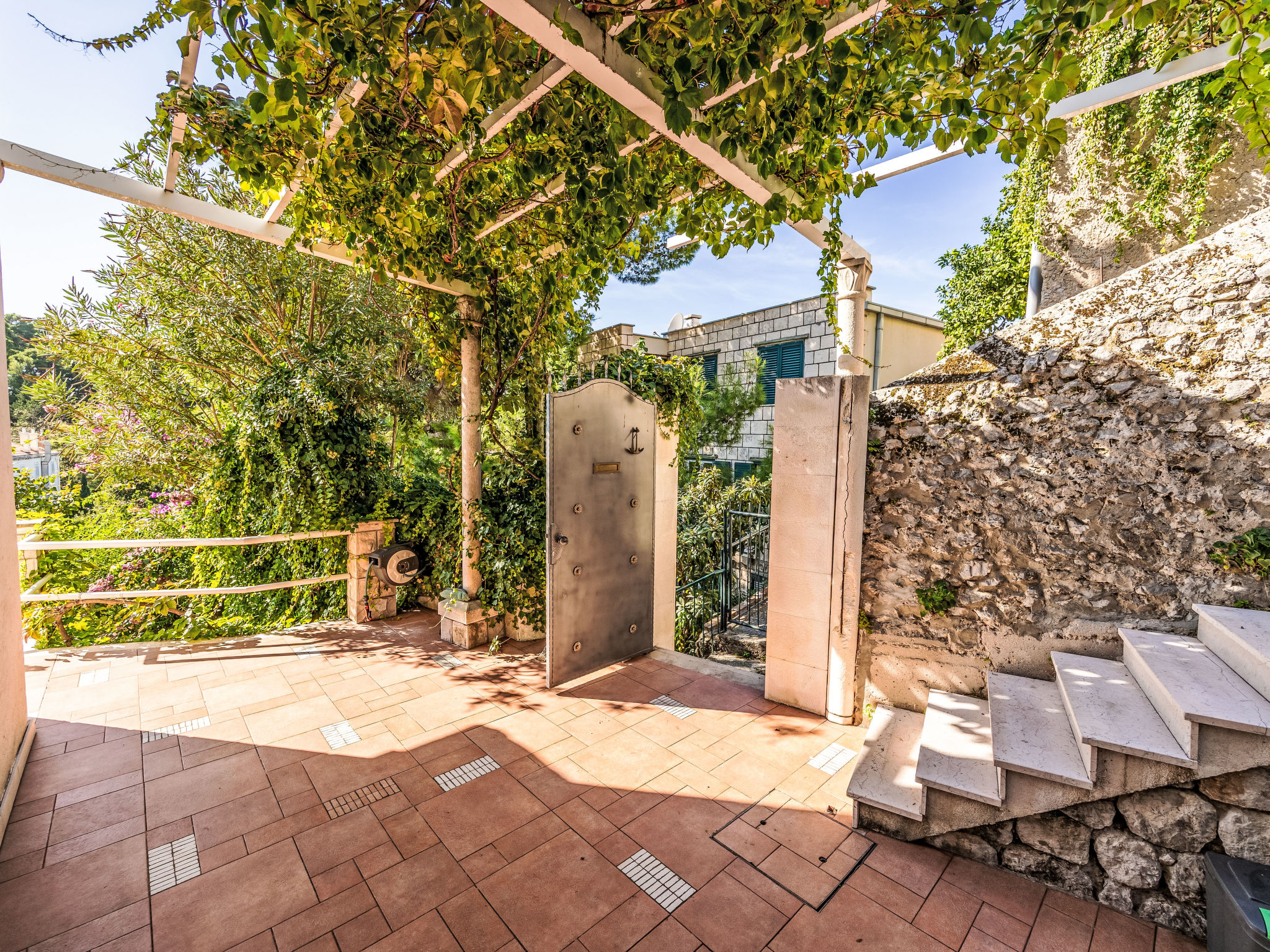 Nette Ferienwohnung in Pile mit Terrasse und Garten - Outside
