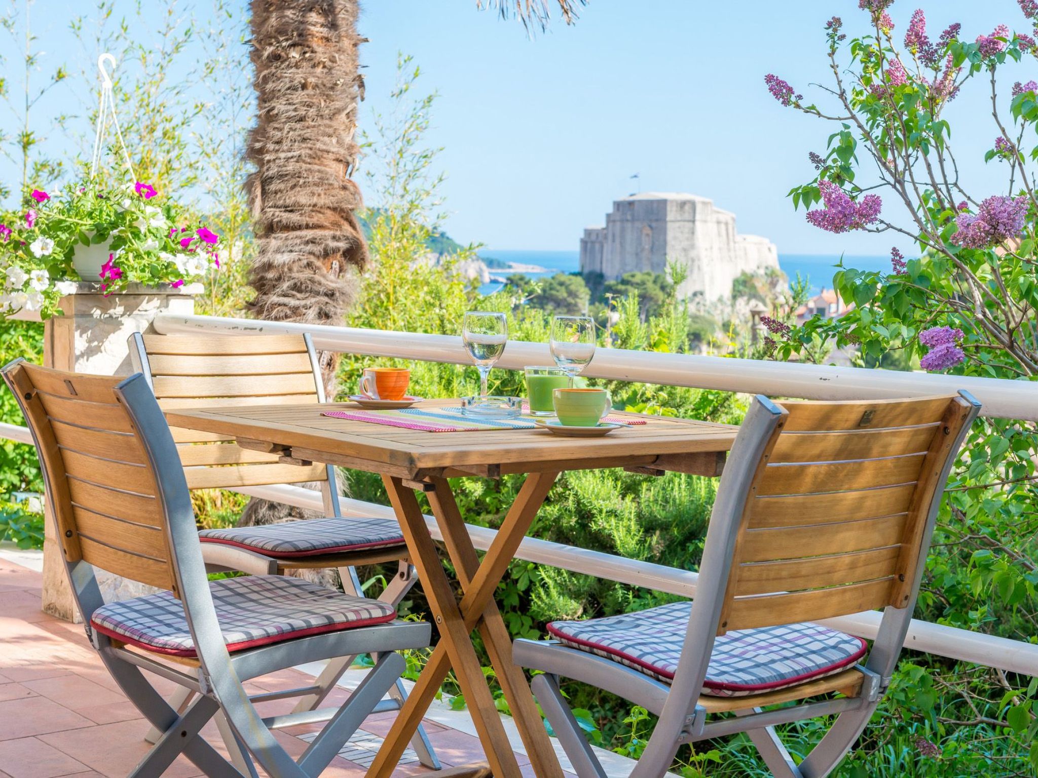 Nette Ferienwohnung in Pile mit Terrasse und Garten