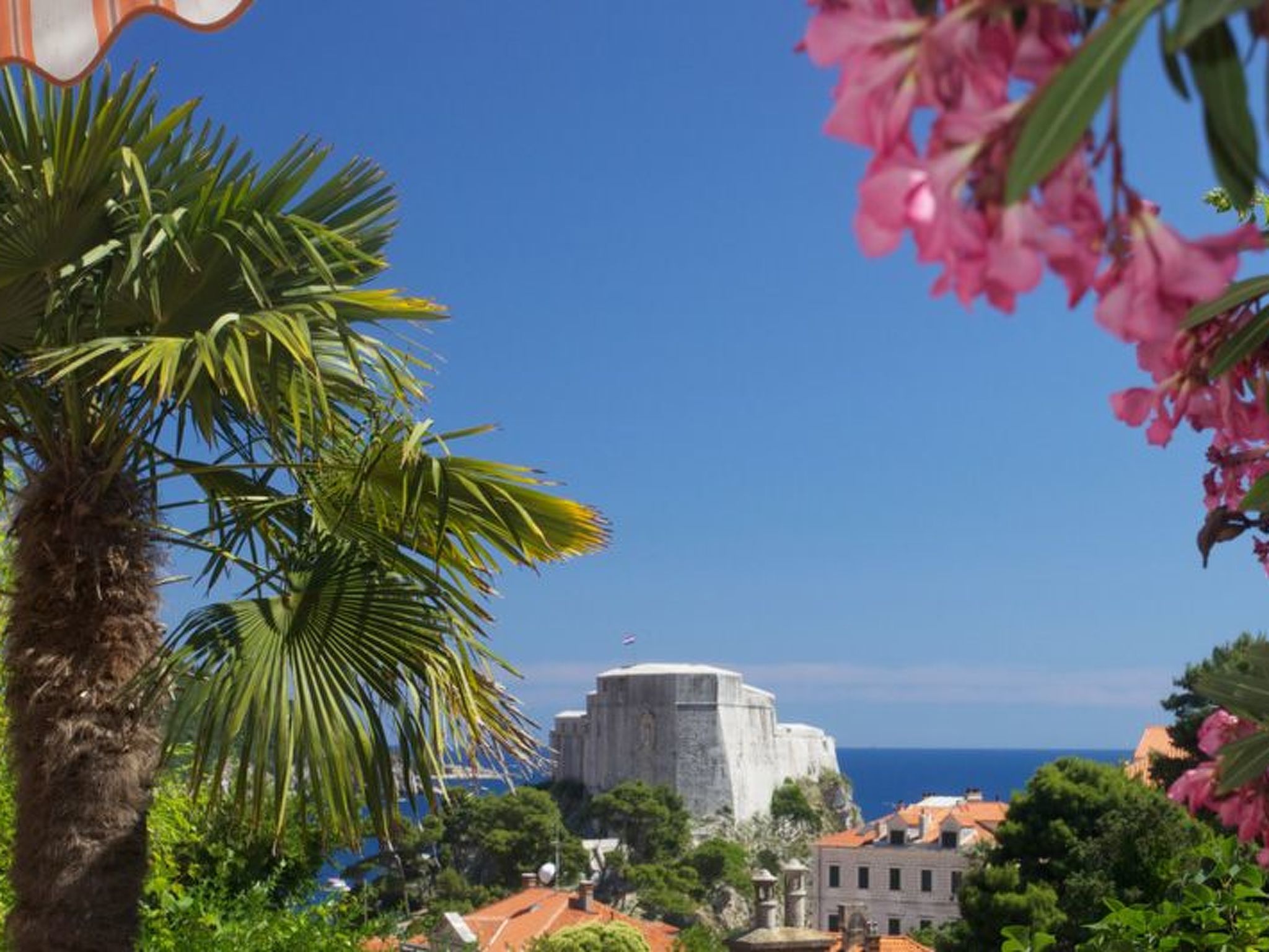Nette Ferienwohnung in Pile mit Terrasse und Garten-Buiten