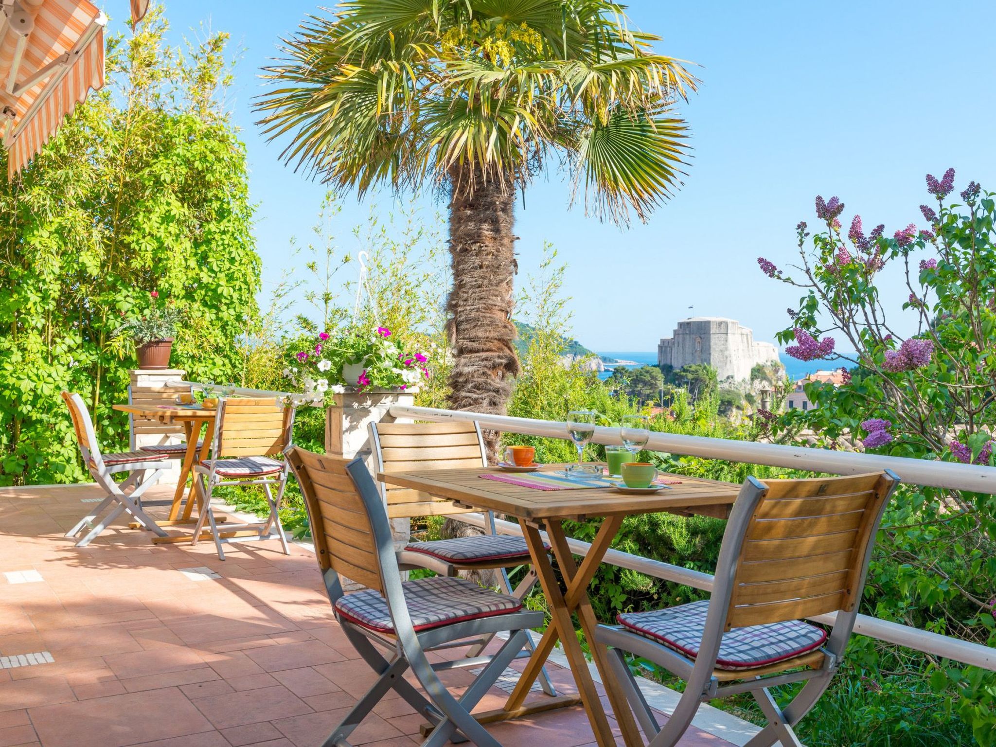 Nette Ferienwohnung in Pile mit Terrasse und Garten-Buiten