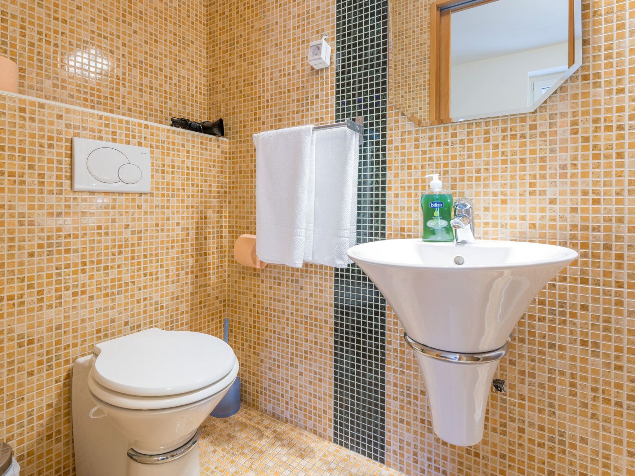 Nette Ferienwohnung in Pile mit Terrasse und Garten-Image-tags.info