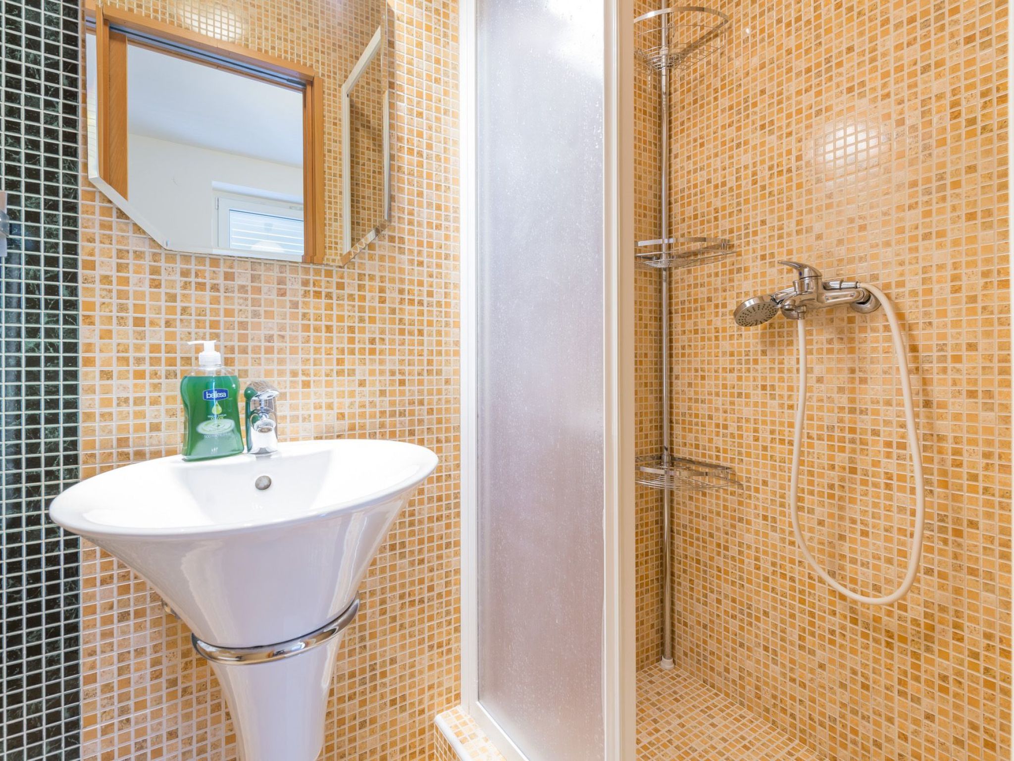 Nette Ferienwohnung in Pile mit Terrasse und Garten-Binnen