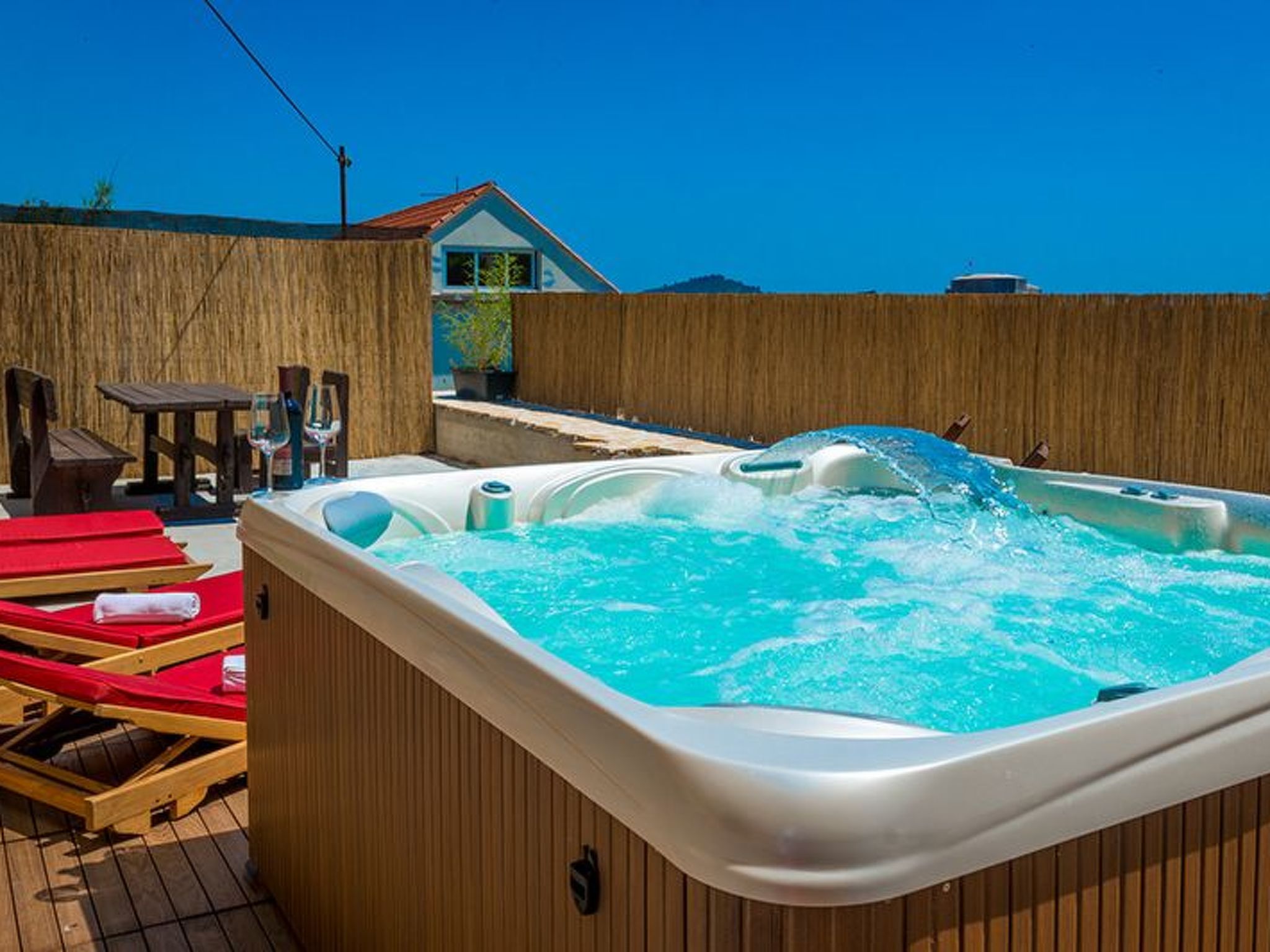 Lassen Sie sich von der fantastischen Aussicht von Ankora - HotTub verzaubern