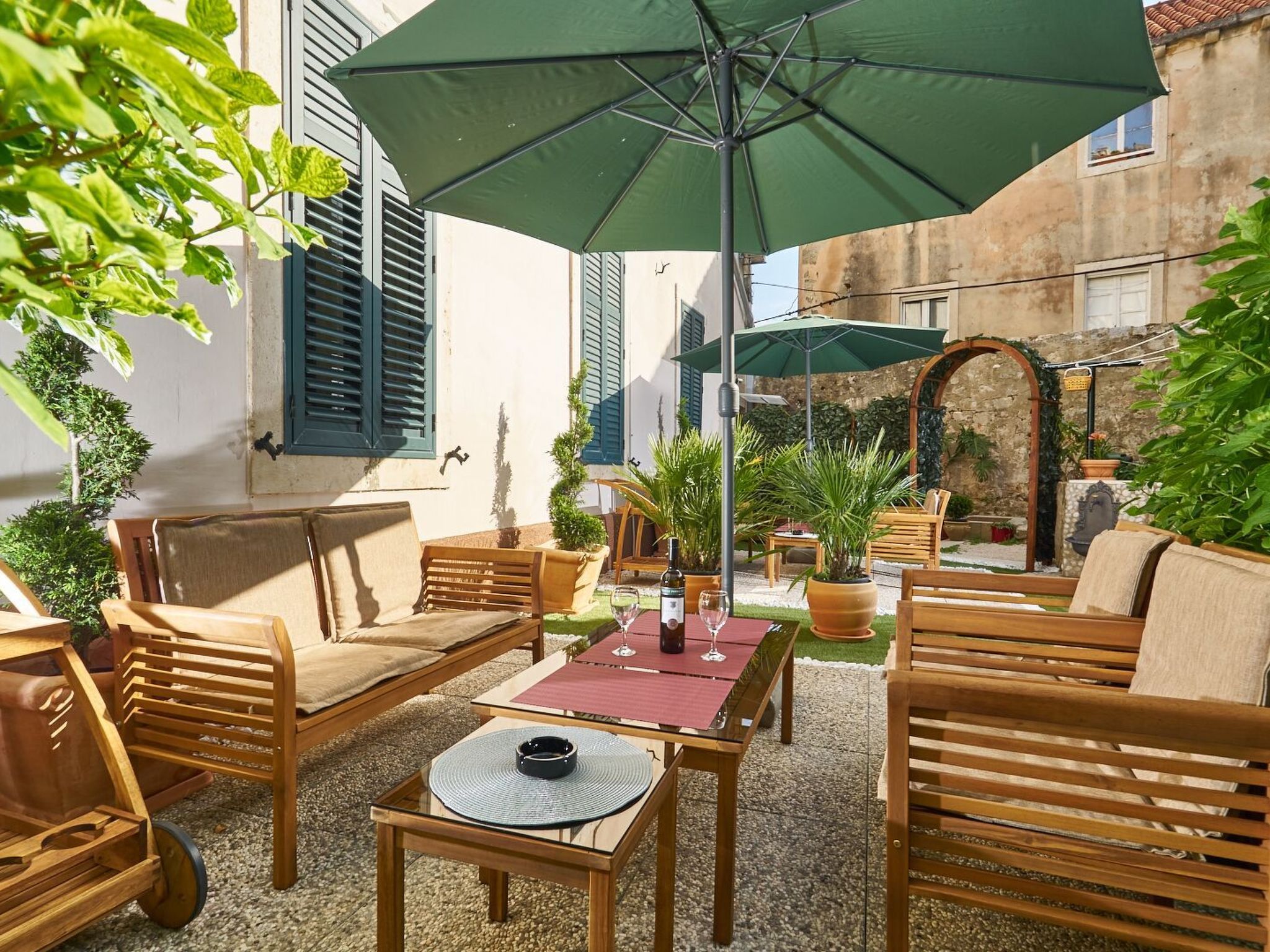 Mediteran in der Nähe von Strand und Altstadt