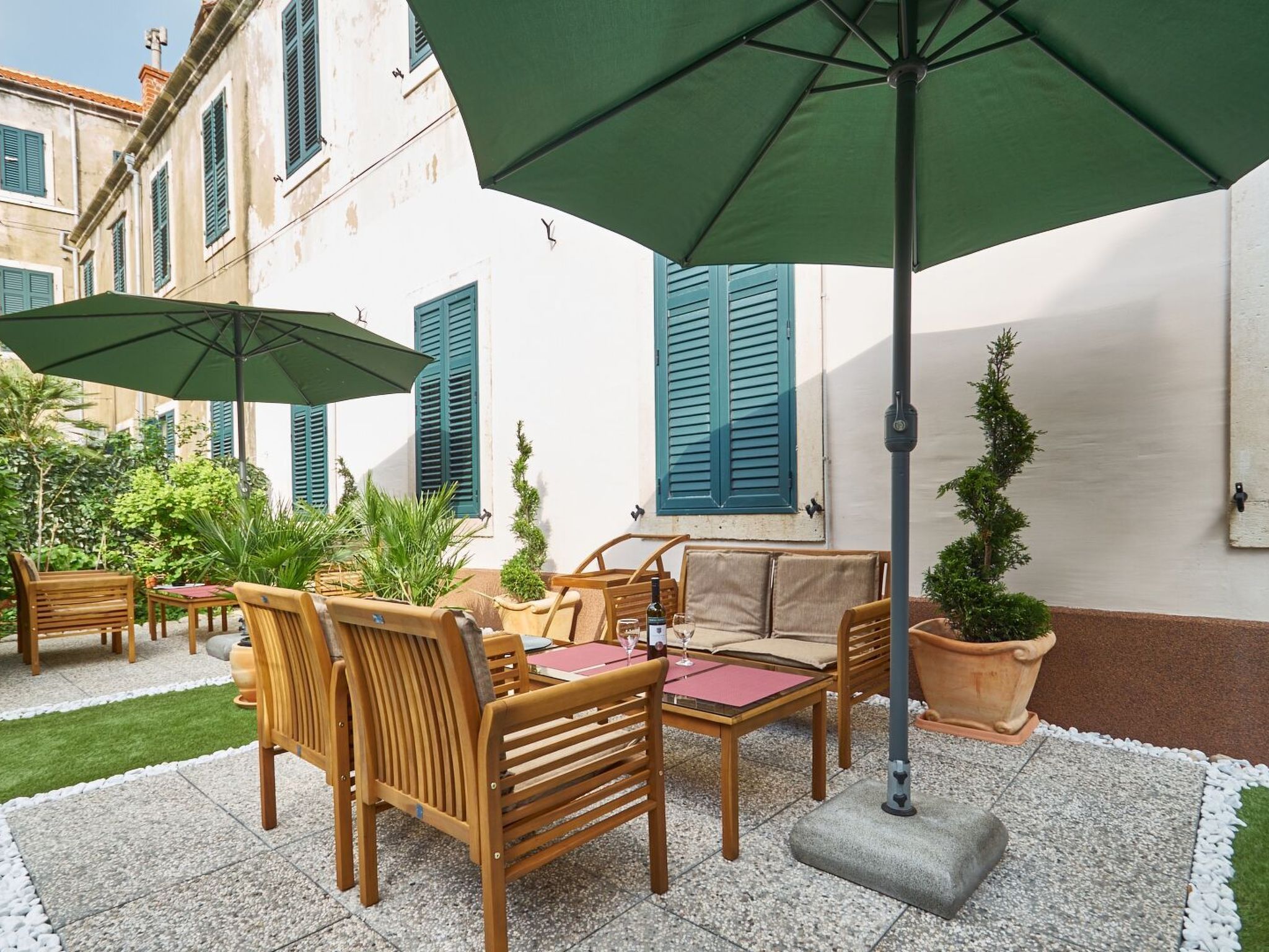 Mediteran in der Nähe von Strand und Altstadt-Buiten