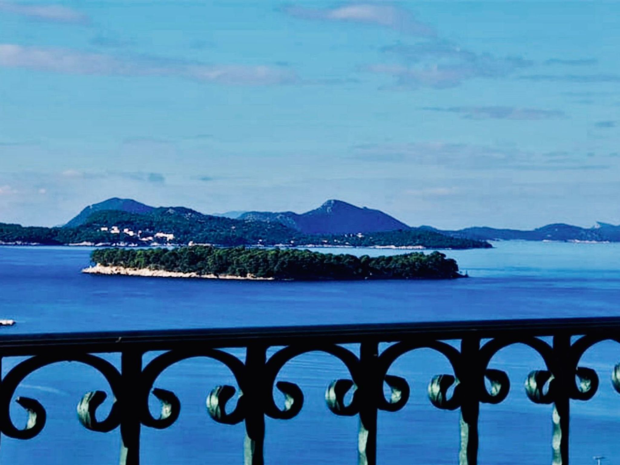 Villa mit Blick auf das Wasser-Image-tags.info