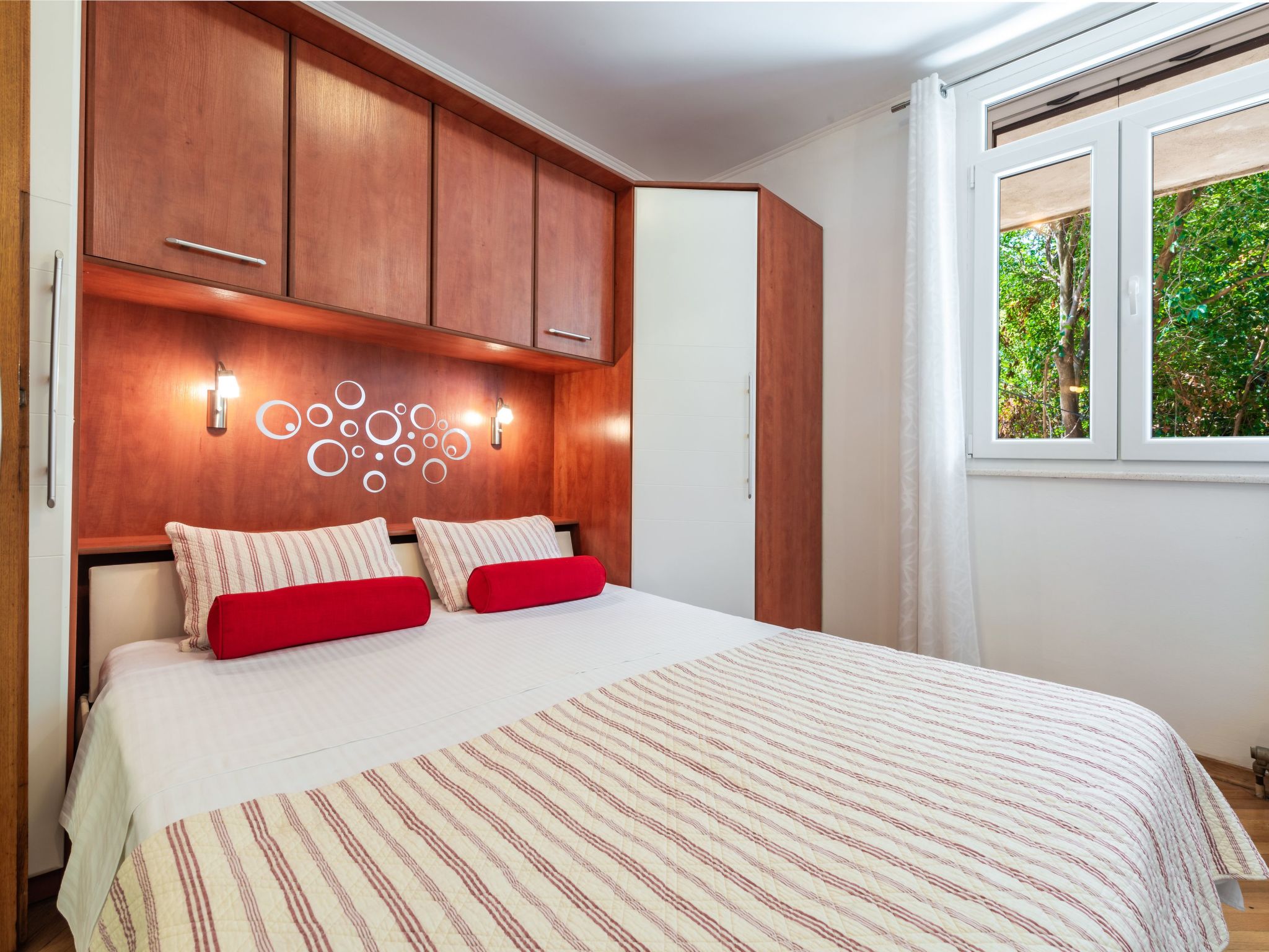 Ivona mit Terrasse und Außendusche-Dedans