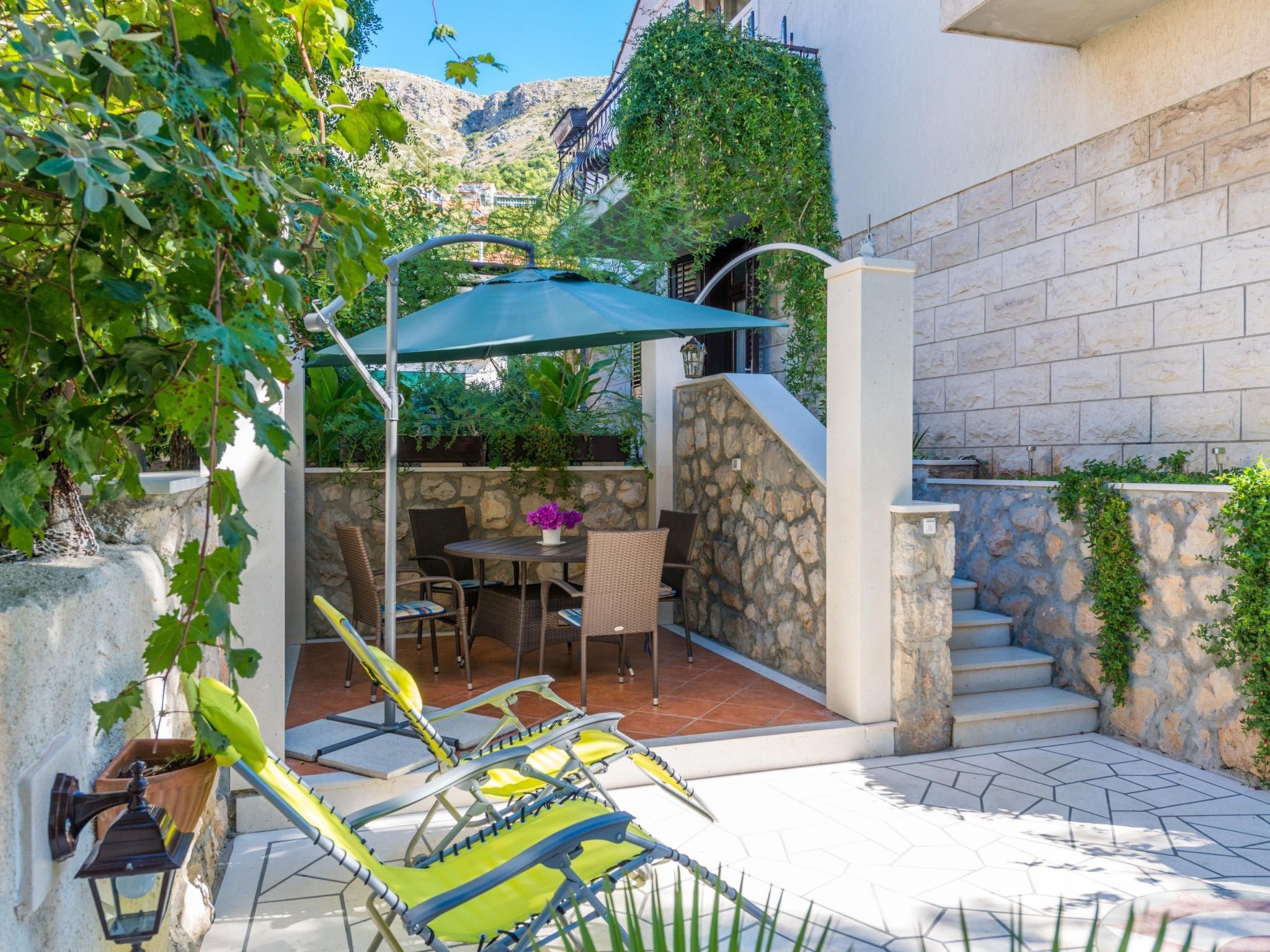 Ivona mit Terrasse und Außendusche-Dedans