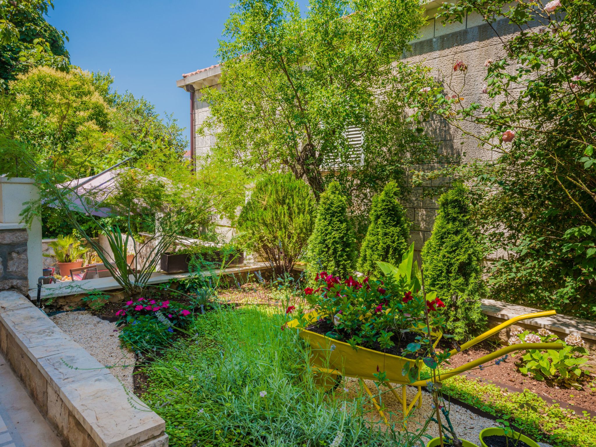 Ivona mit Terrasse und Außendusche-Dedans