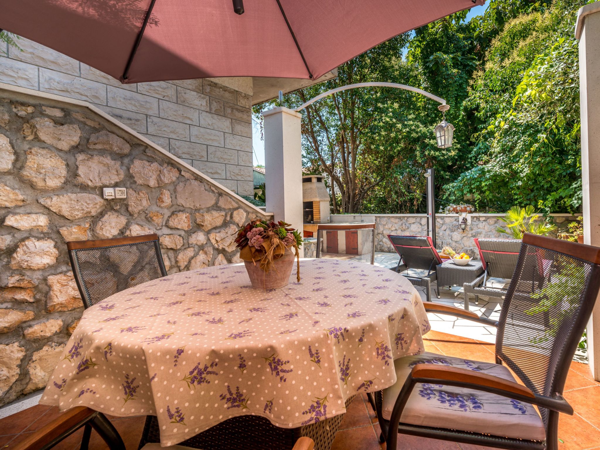 Ivona mit Terrasse und Außendusche-Dedans