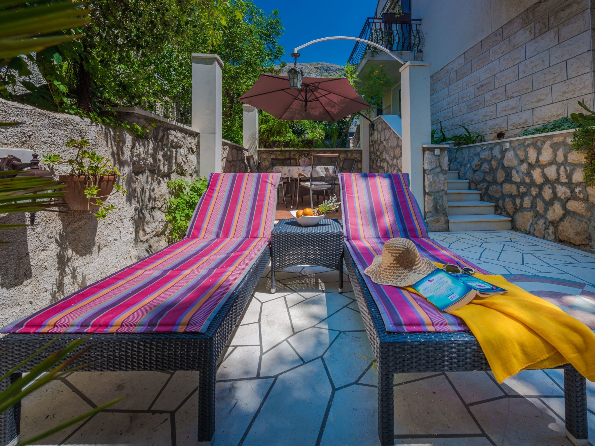 Ivona mit Terrasse und Außendusche-Dedans