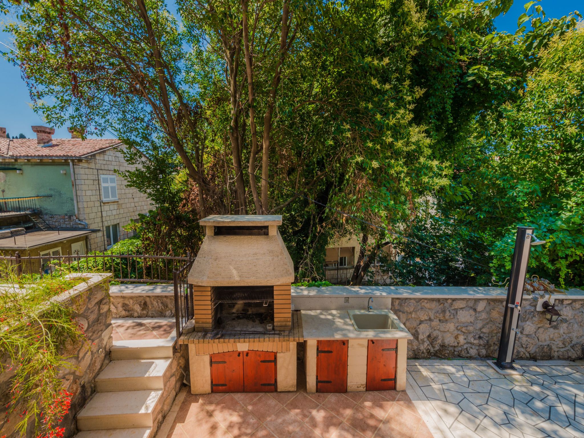 Ivona mit Terrasse und Außendusche-Dedans