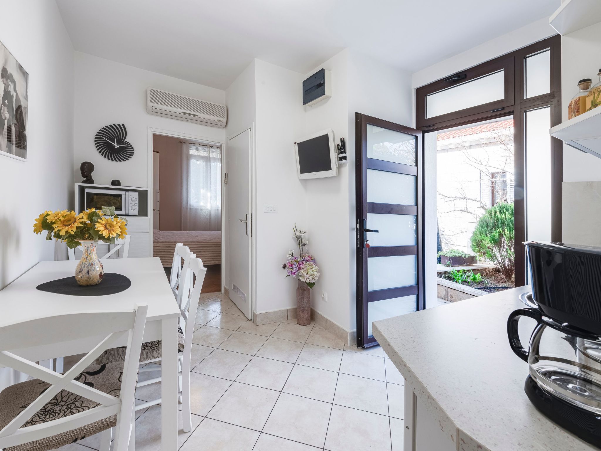 Ivona mit Terrasse und Außendusche-Dedans