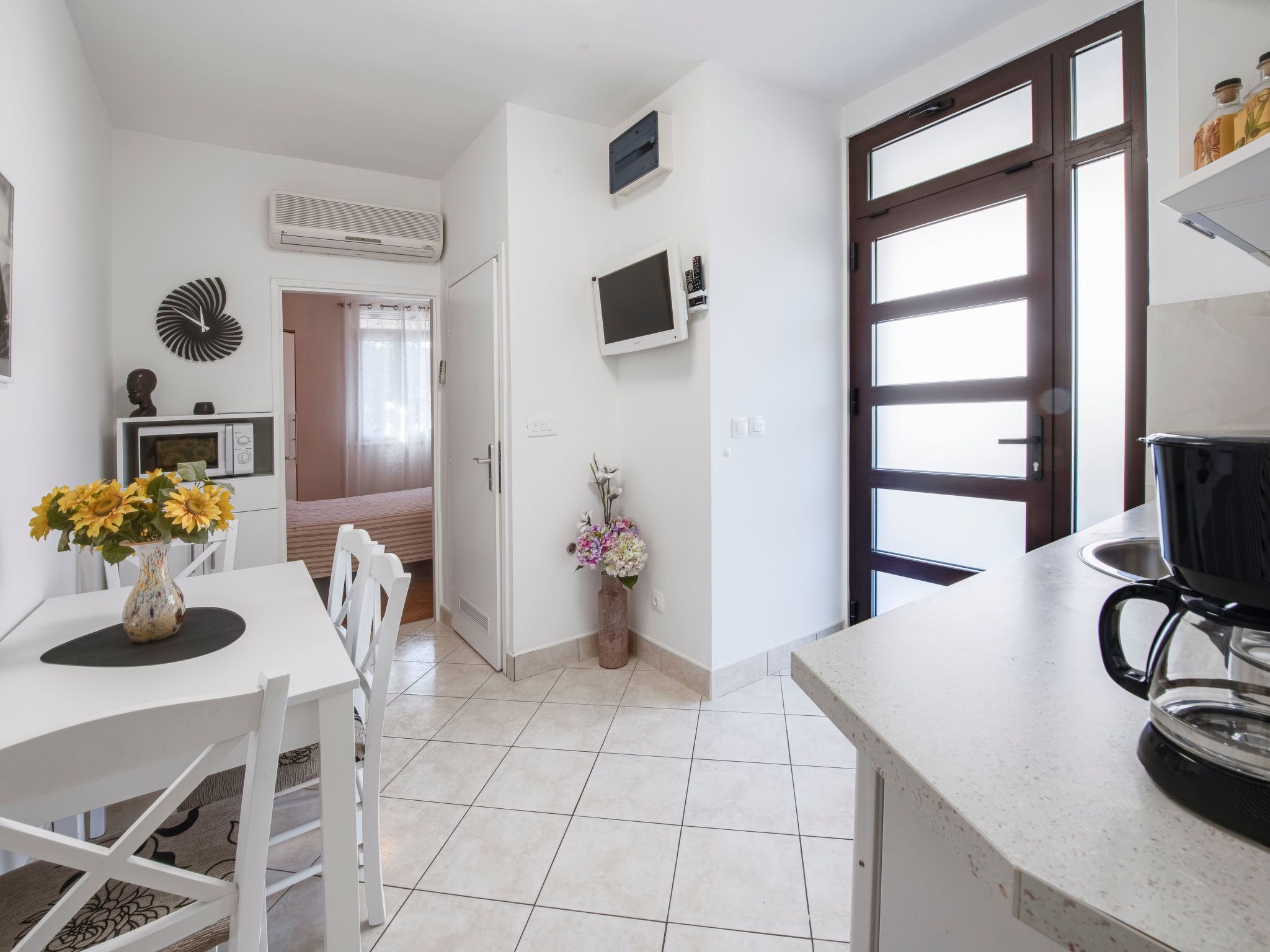 Ivona mit Terrasse und Außendusche-Dedans