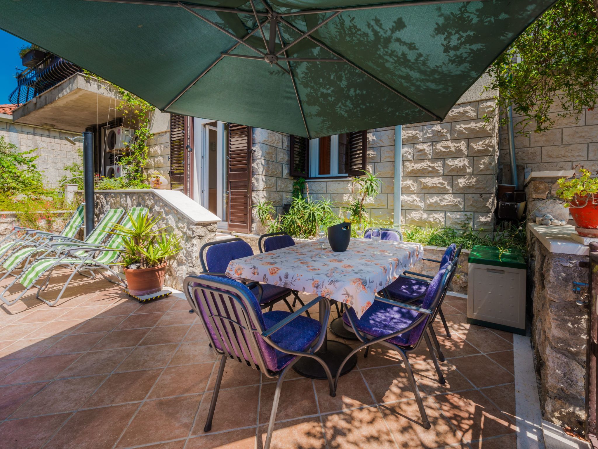 Geräumige Ferienwohnung mit eigener Terrasse-Binnen