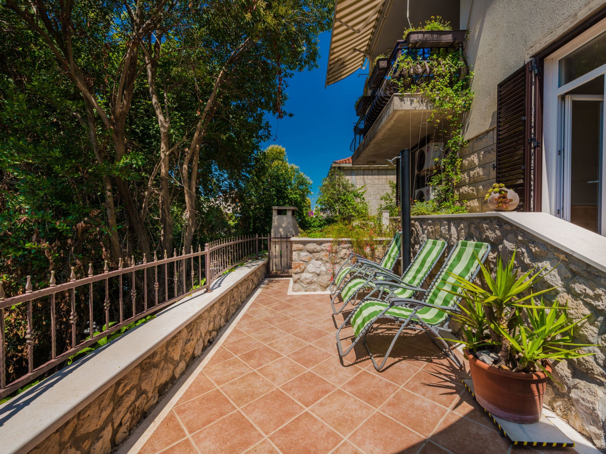 Geräumige Ferienwohnung mit eigener Terrasse-Binnen