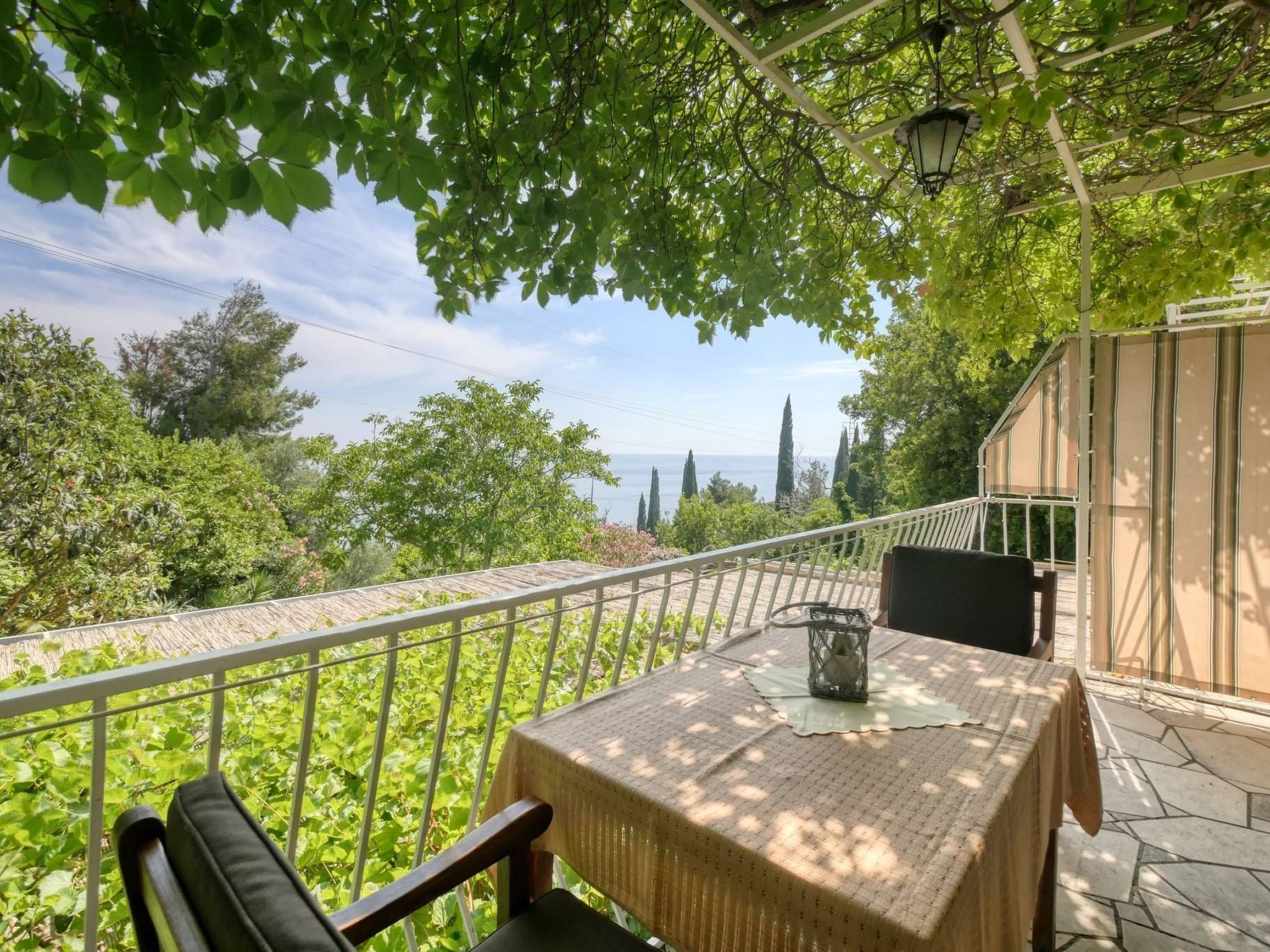 "Helena2" mit Blick auf das Wasser-Binnen