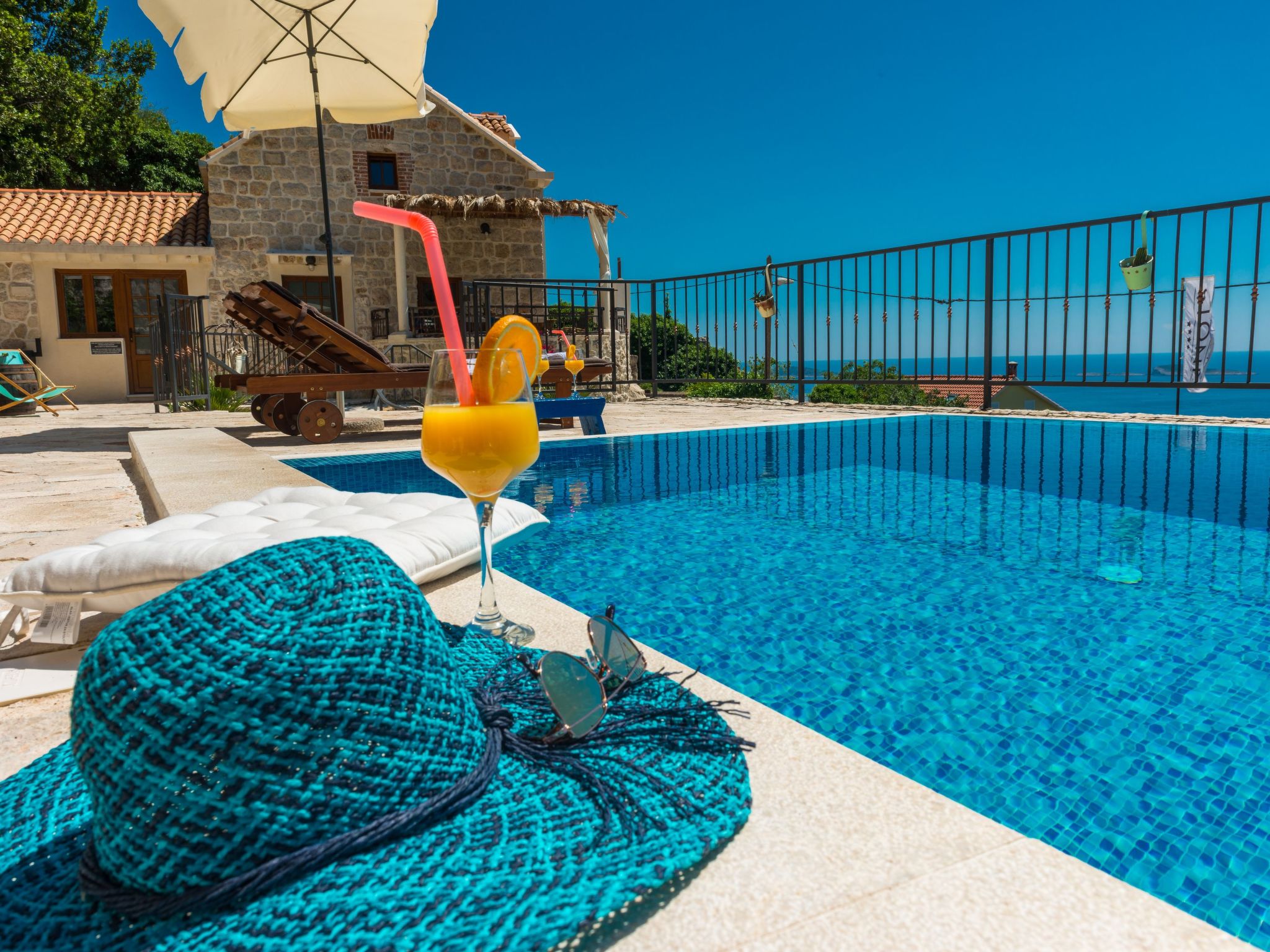Astonoshing Villa Stone mit beheiztem Pool in Mlini — Pool Outdoor (2 of 36)
