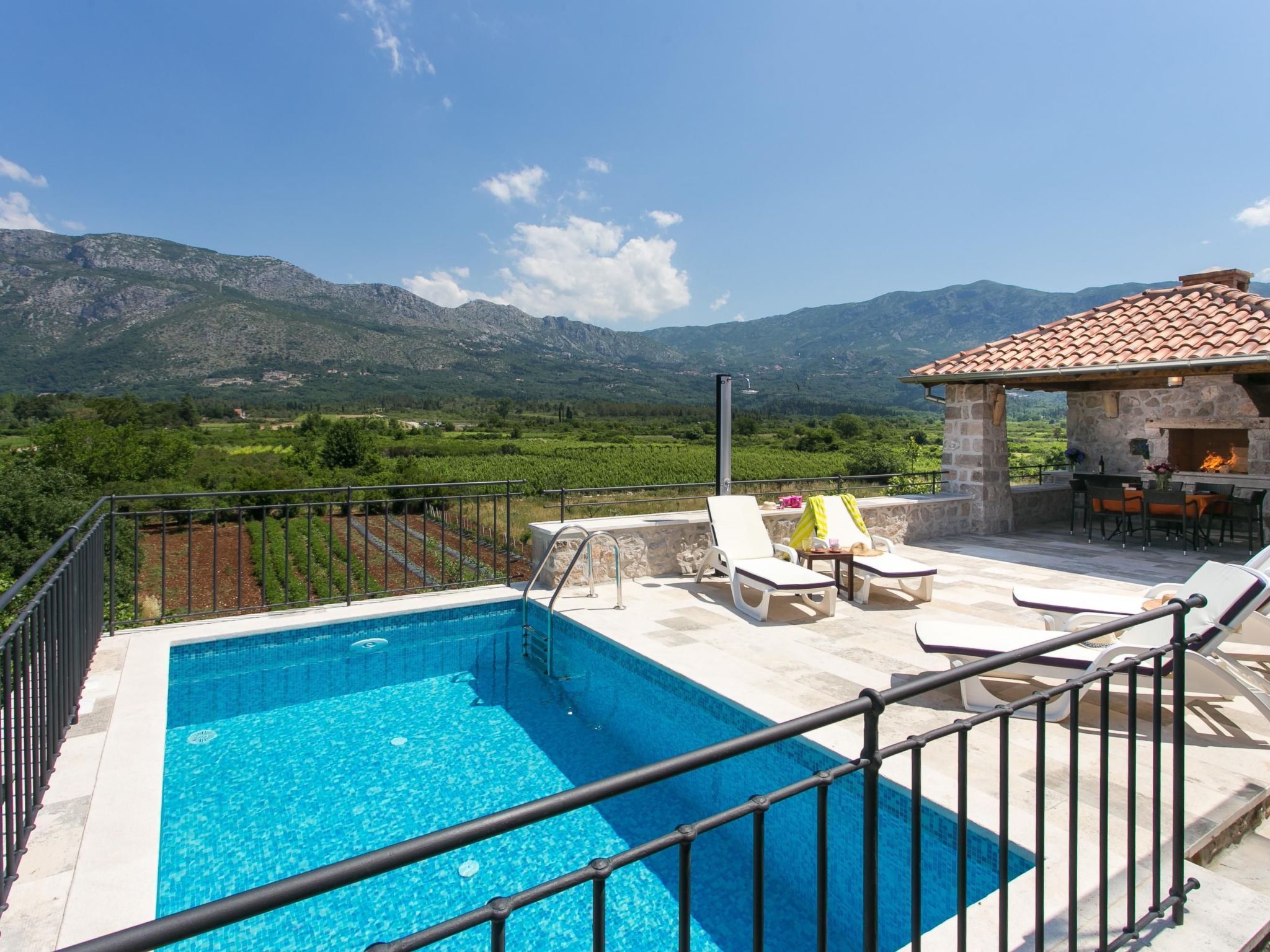 Stilvolles Ferienhaus mit Terrasse und Pool in ländlicher Lage in der Nähe von