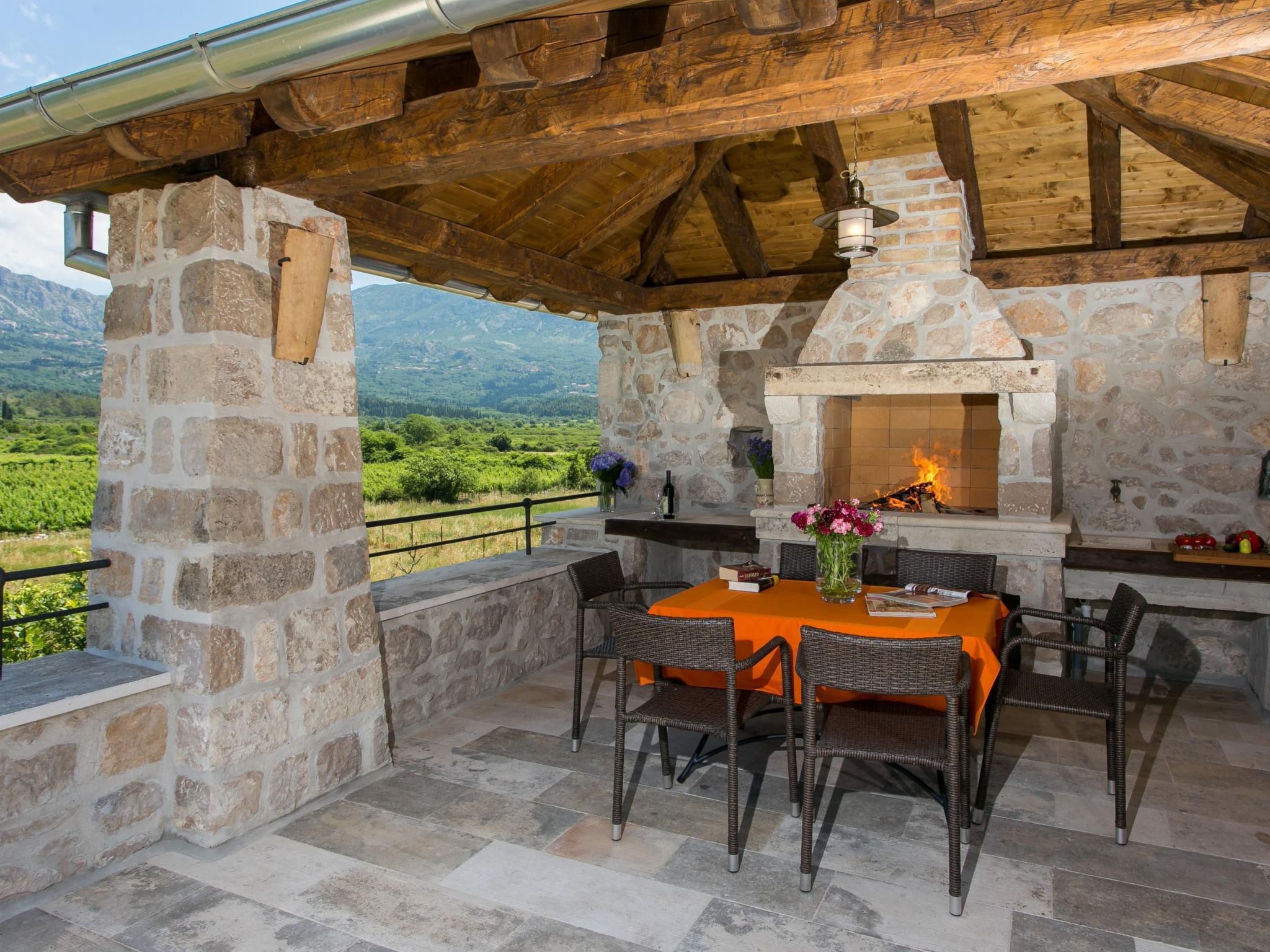 Stilvolles Ferienhaus mit Terrasse und Pool in ländlicher Lage in der Nähe von