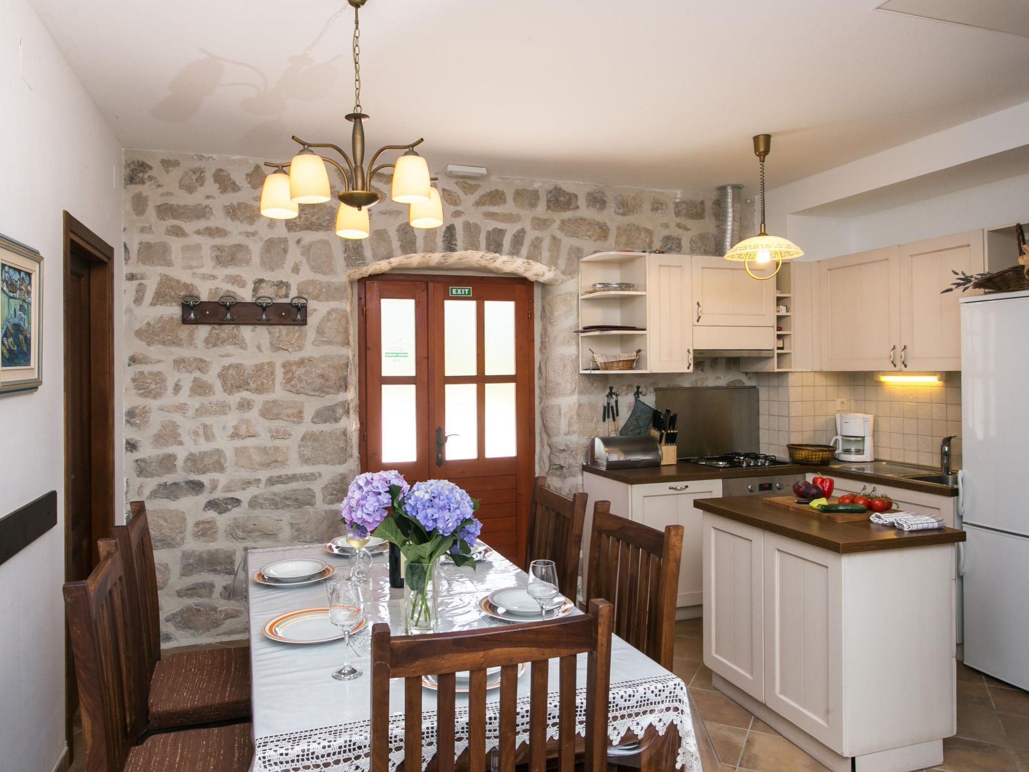 Stilvolles Ferienhaus mit Terrasse und Pool in ländlicher Lage in der Nähe von-Binnen