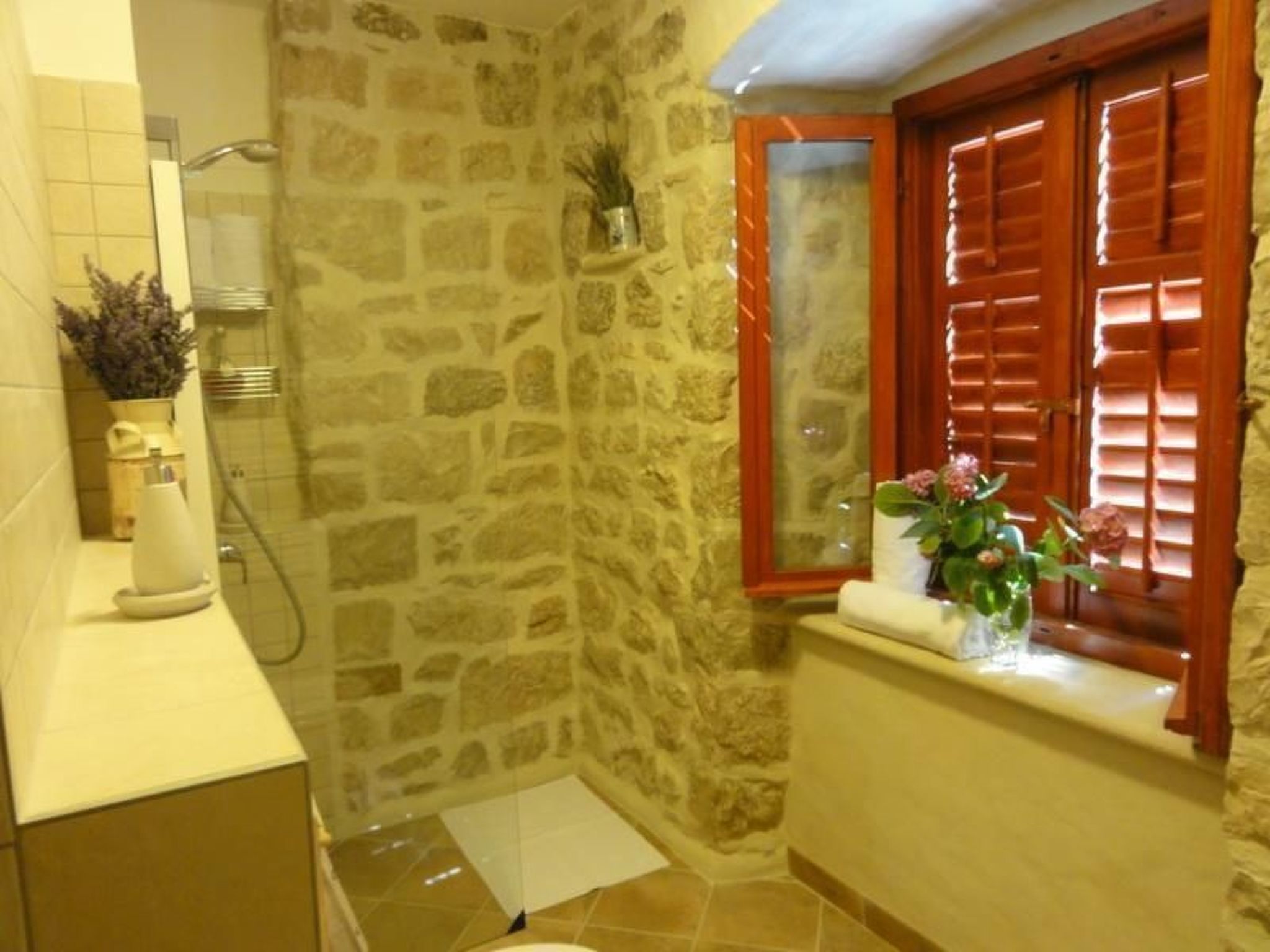 Stilvolles Ferienhaus mit Terrasse und Pool in ländlicher Lage in der Nähe von-Binnen