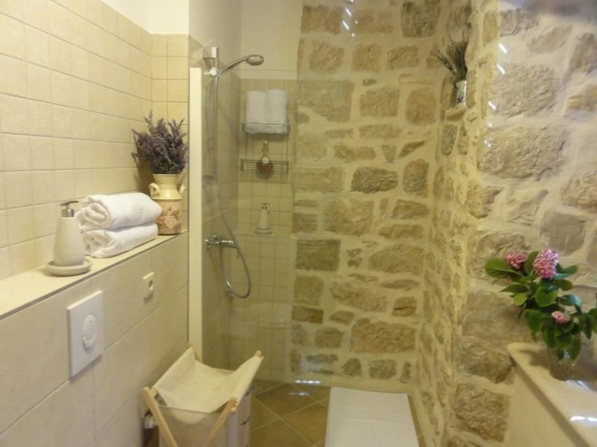 Stilvolles Ferienhaus mit Terrasse und Pool in ländlicher Lage in der Nähe von-Binnen