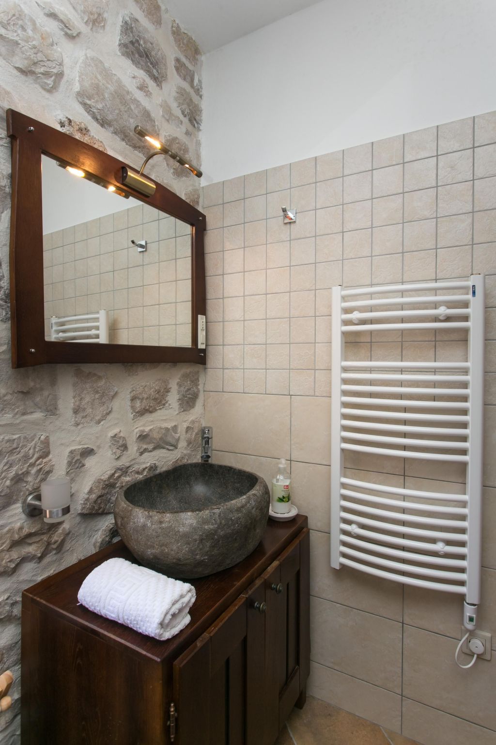 Stilvolles Ferienhaus mit Terrasse und Pool in ländlicher Lage in der Nähe von-Binnen