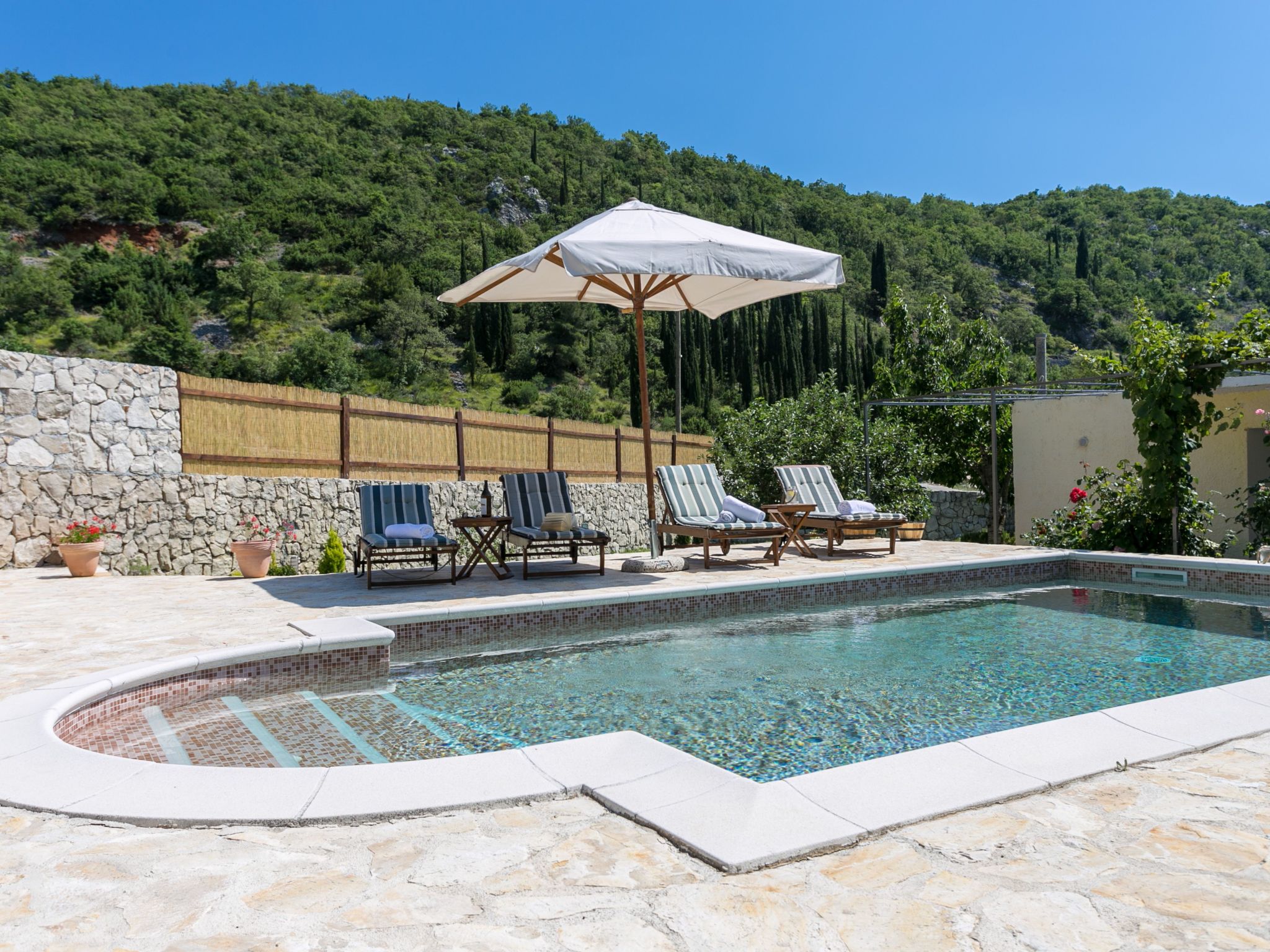 "Villa Betty" mit Terrasse-Buiten