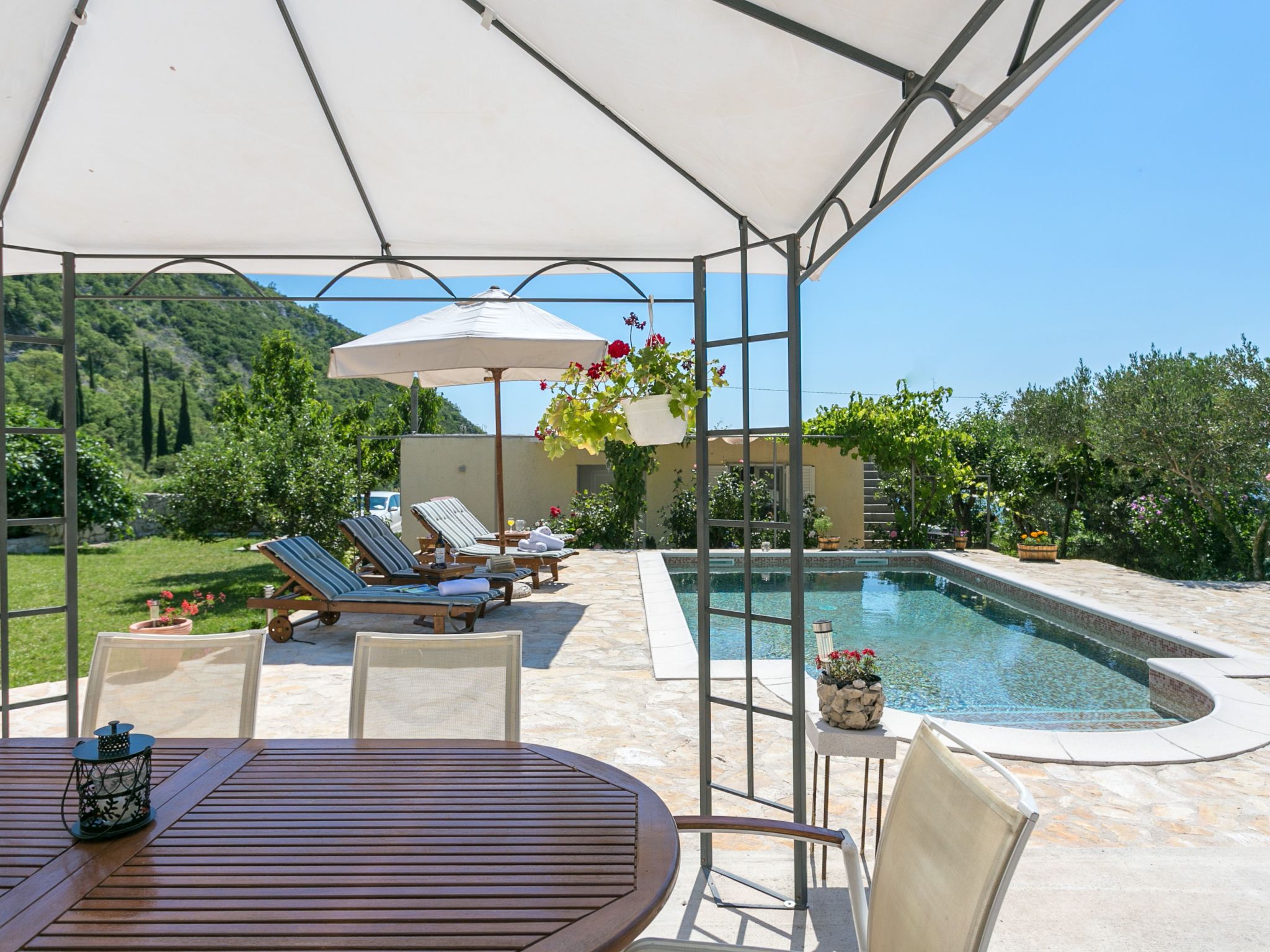 "Villa Betty" mit Terrasse-Buiten