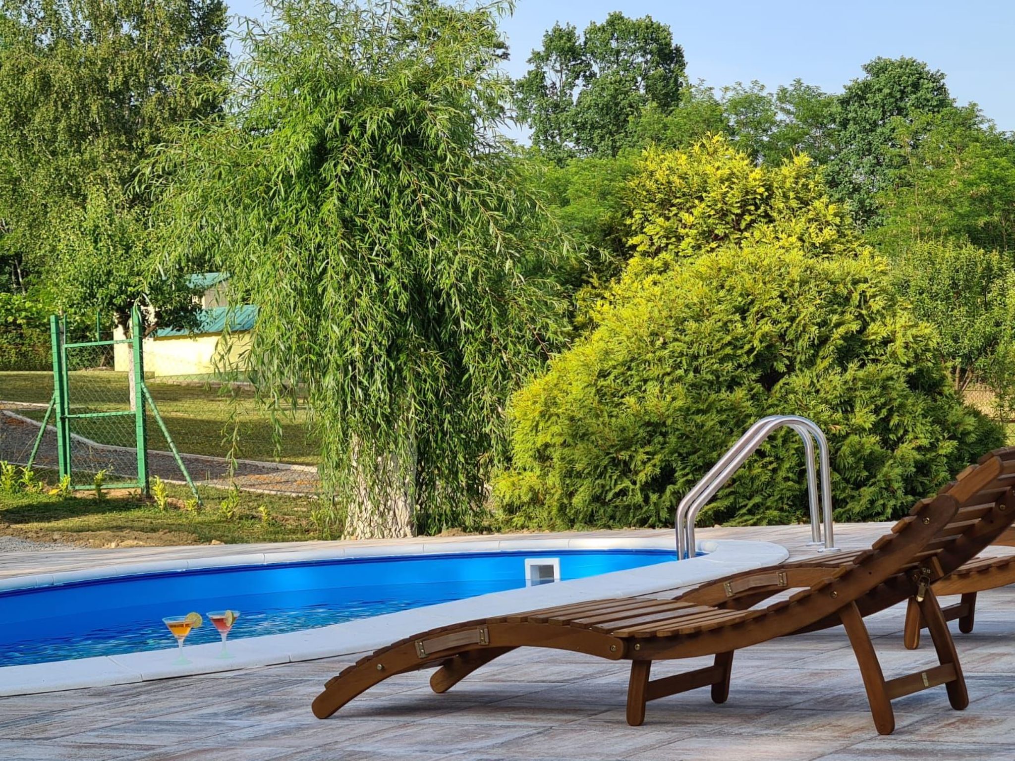 Hütte mit Garten, Grill und Terrasse