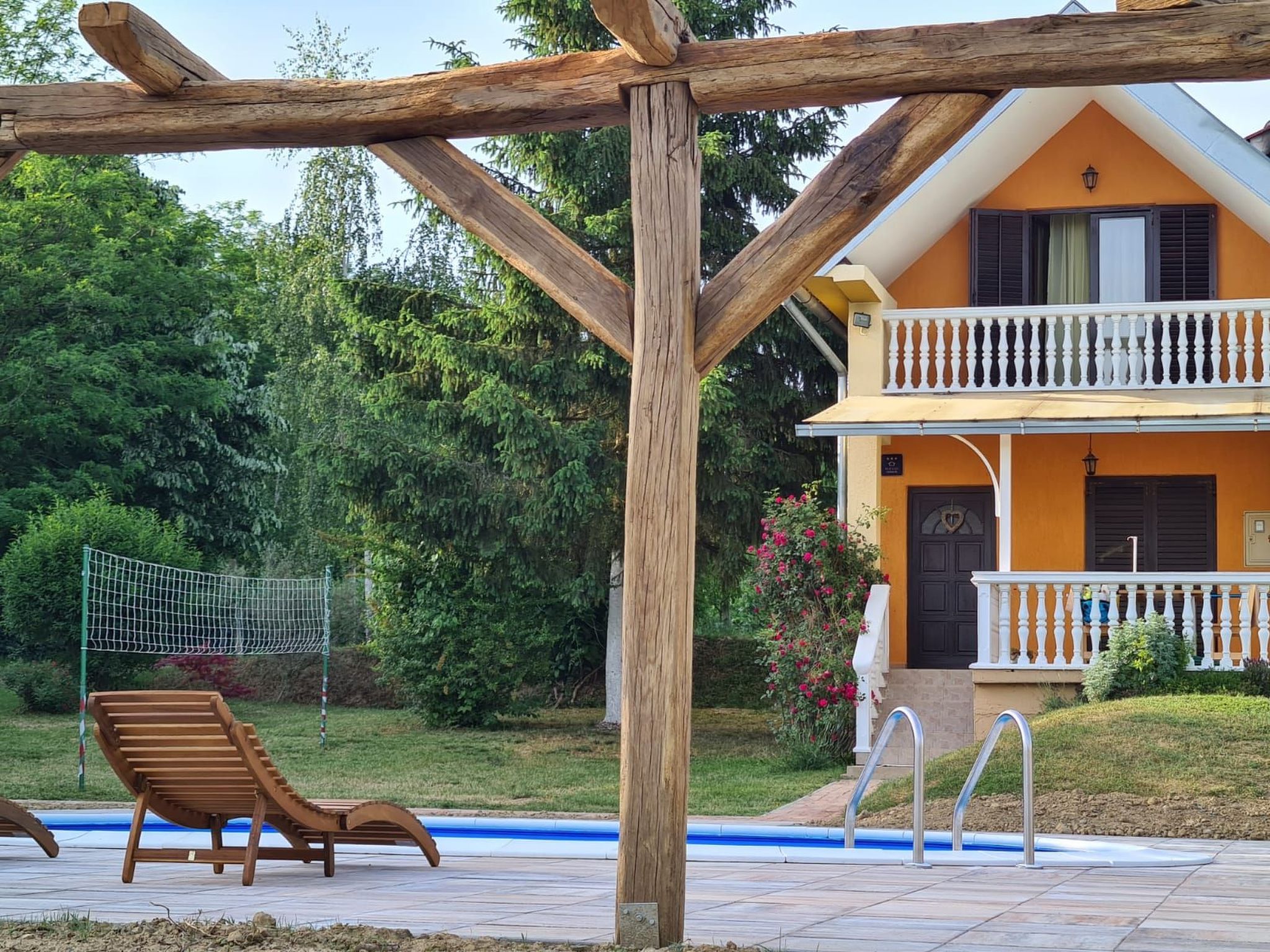 Hütte mit Garten, Grill und Terrasse-Outside