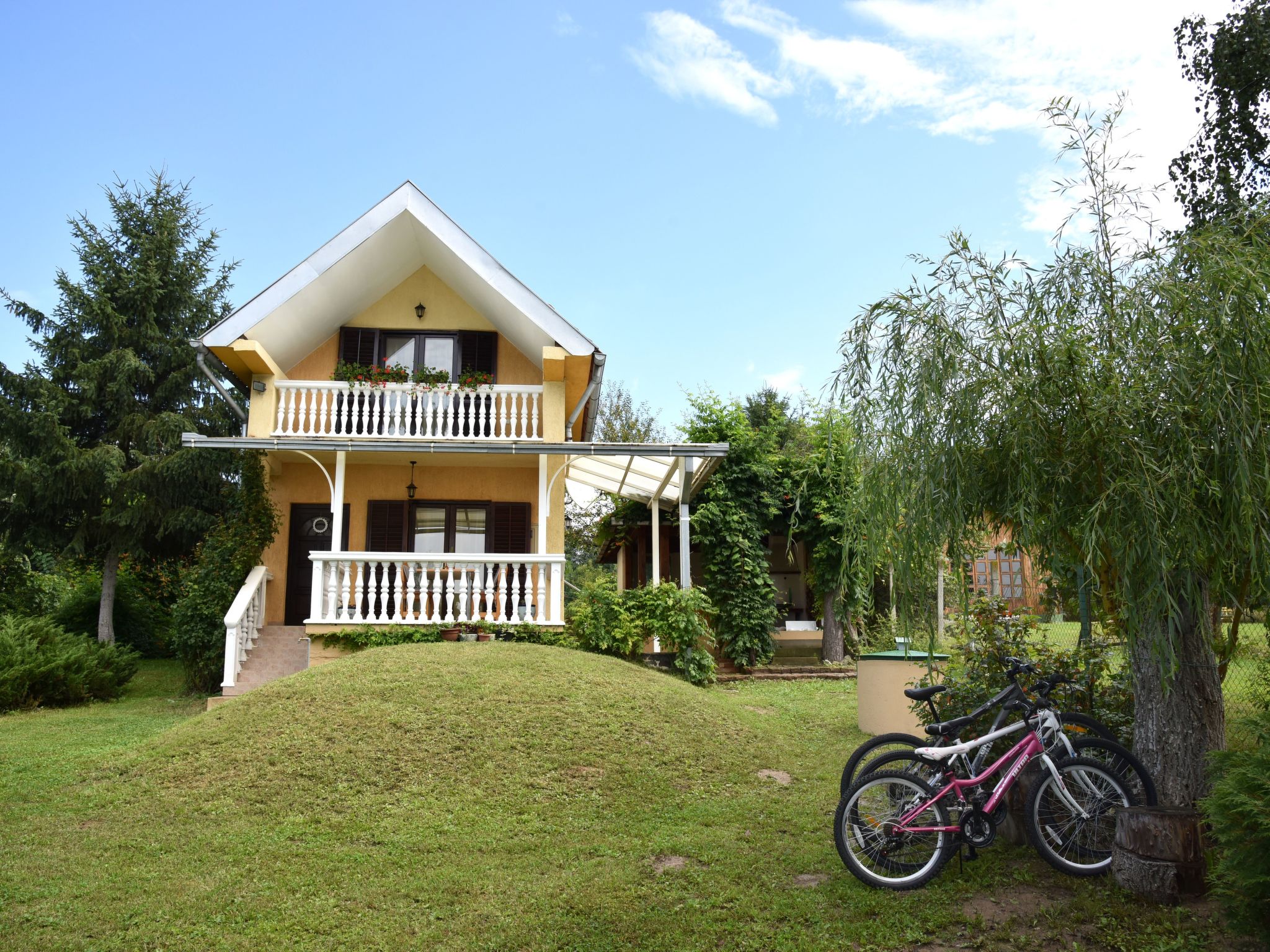 Hütte mit Garten, Grill und Terrasse-Outside