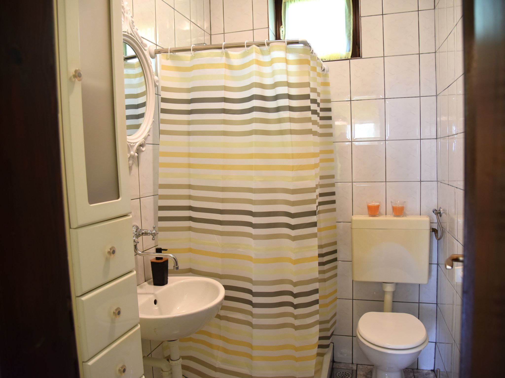 Hütte mit Garten, Grill und Terrasse-Inside