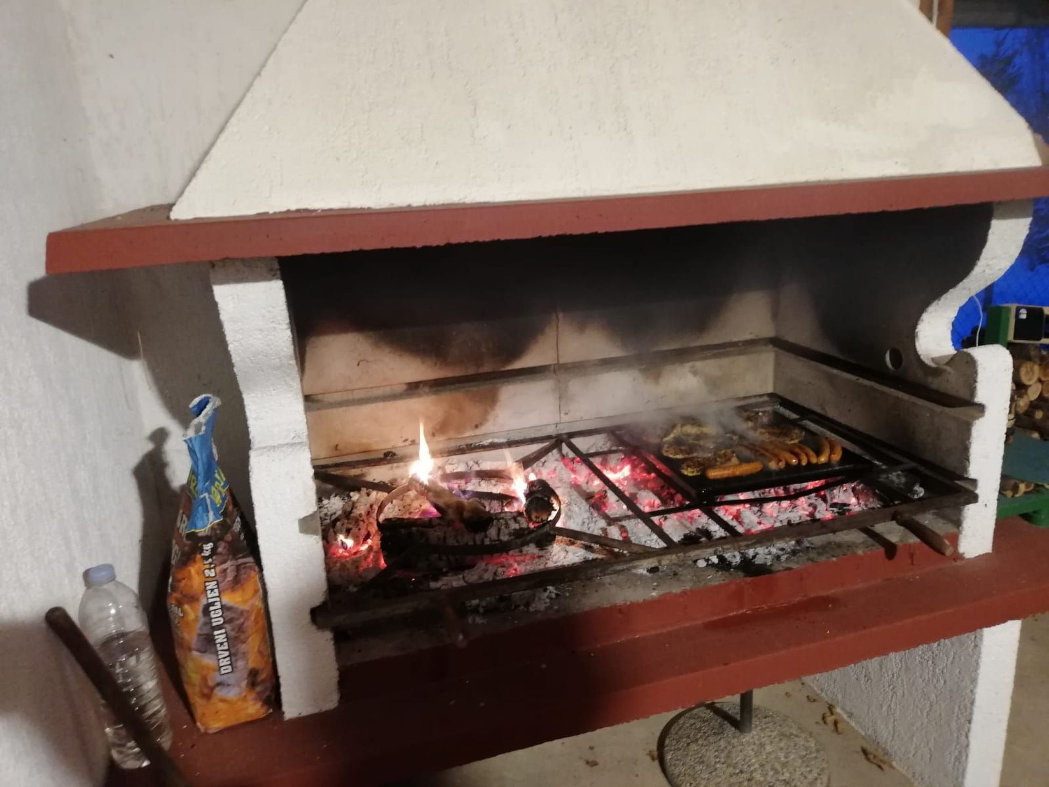 Hütte mit Garten, Grill und Terrasse-Image-tags.info