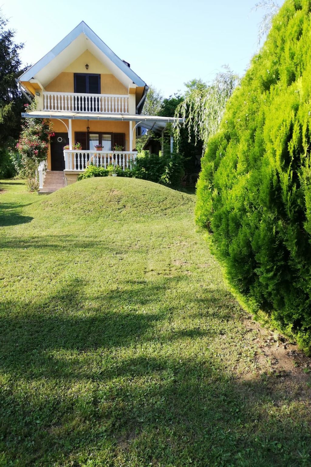 Hütte mit Garten, Grill und Terrasse-Outside