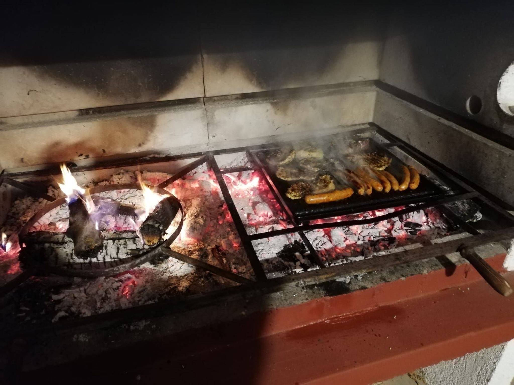 Hütte mit Garten, Grill und Terrasse-Outside